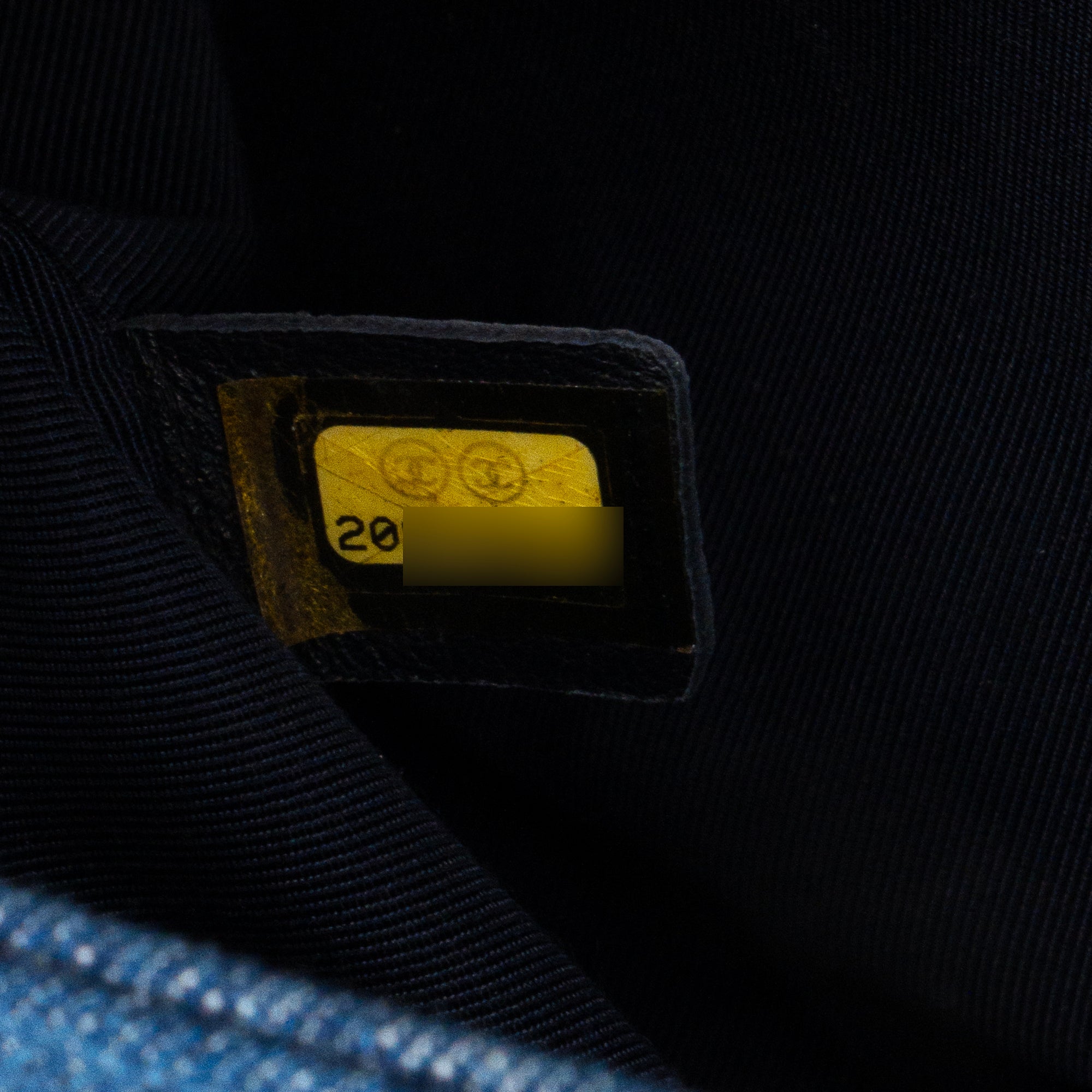 CHANEL - Sac à bandoulière Boy medium Chanel en denim patchwork bleu