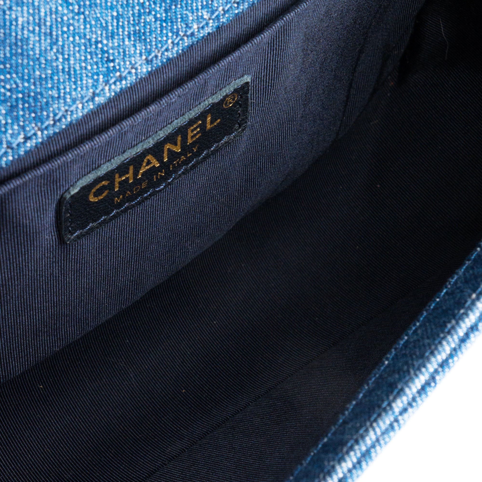 CHANEL - Sac à bandoulière Boy medium Chanel en denim patchwork bleu