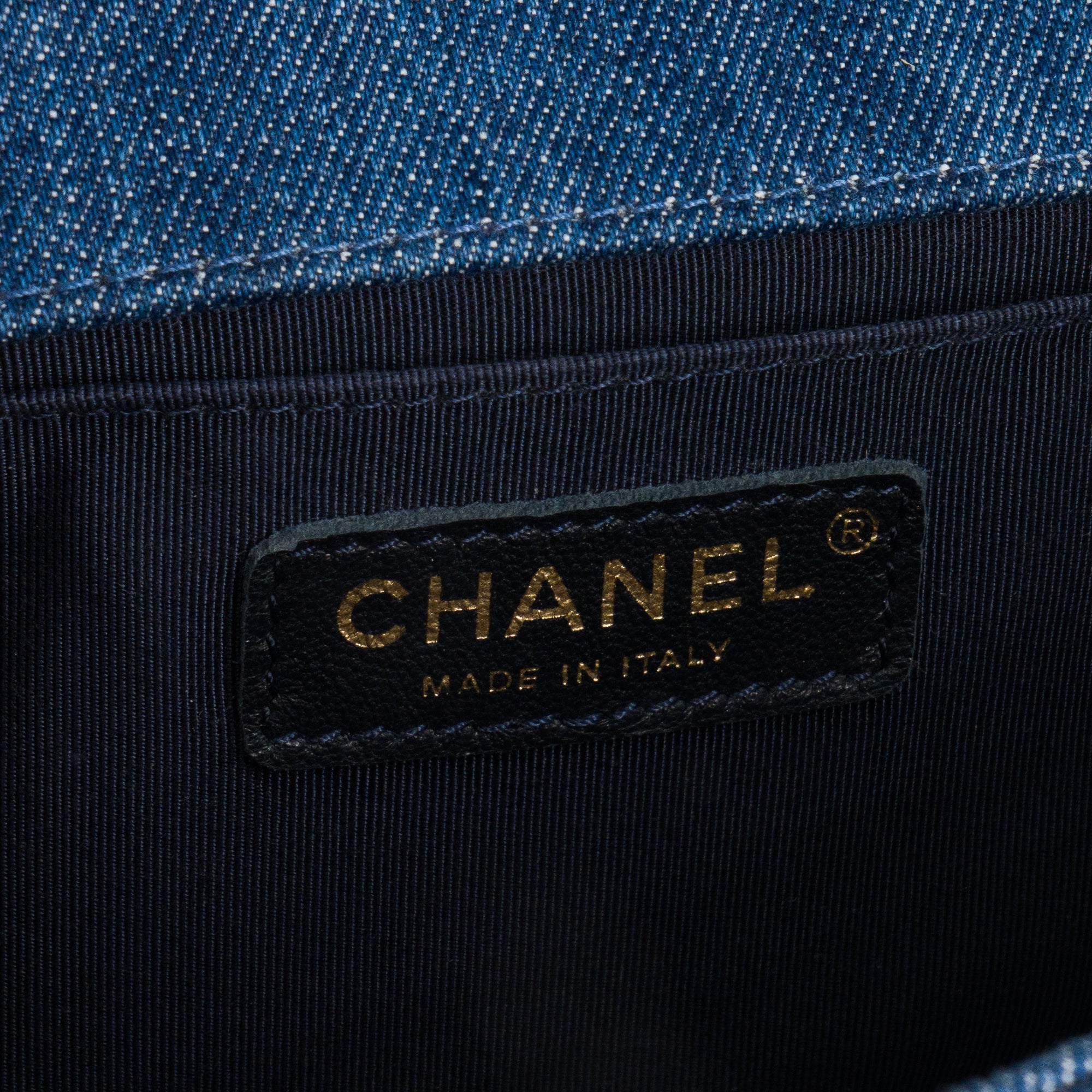 CHANEL - Sac à bandoulière Boy medium Chanel en denim patchwork bleu