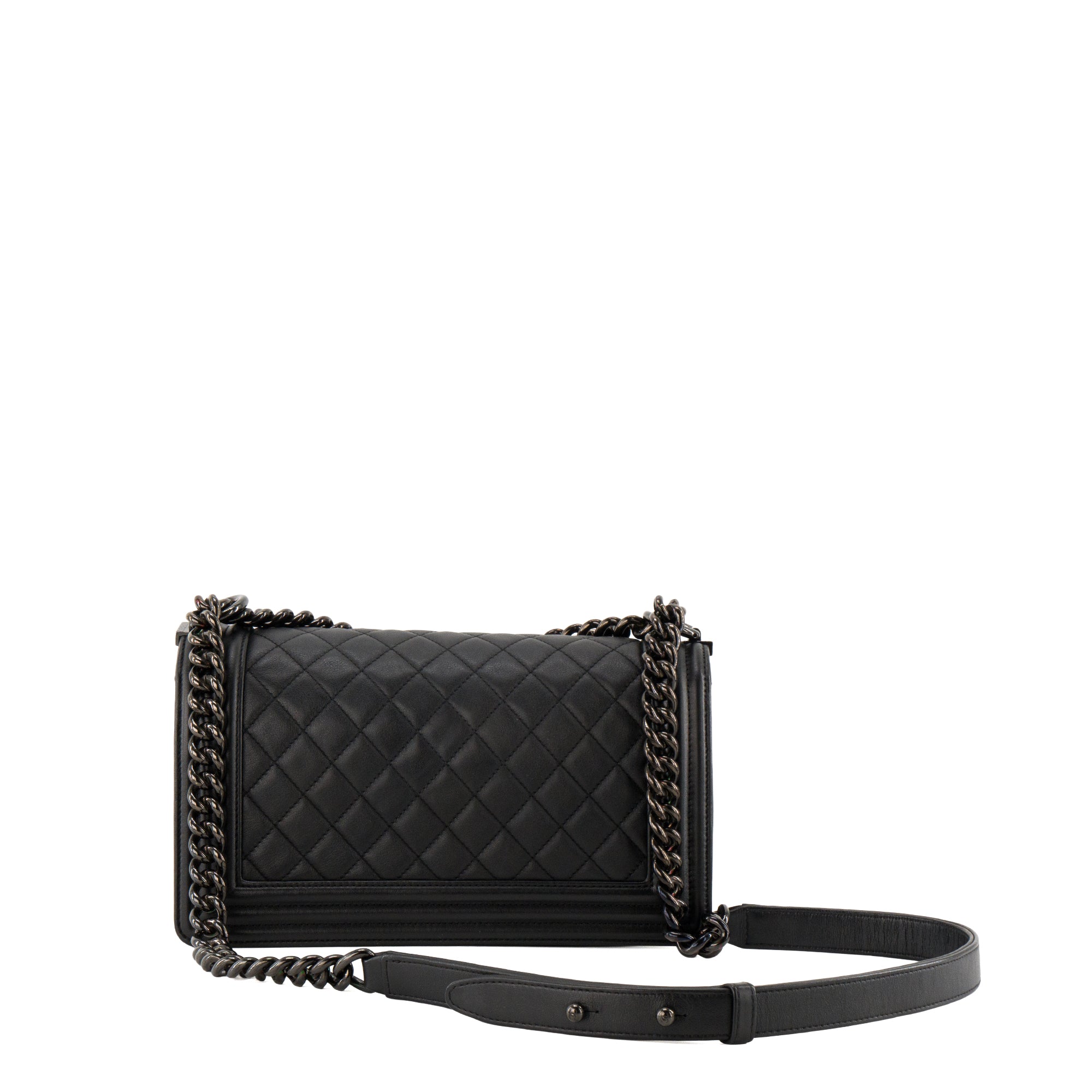 CHANEL - Sac à bandoulière Boy Medium So Black Chanel en cuir lisse noir