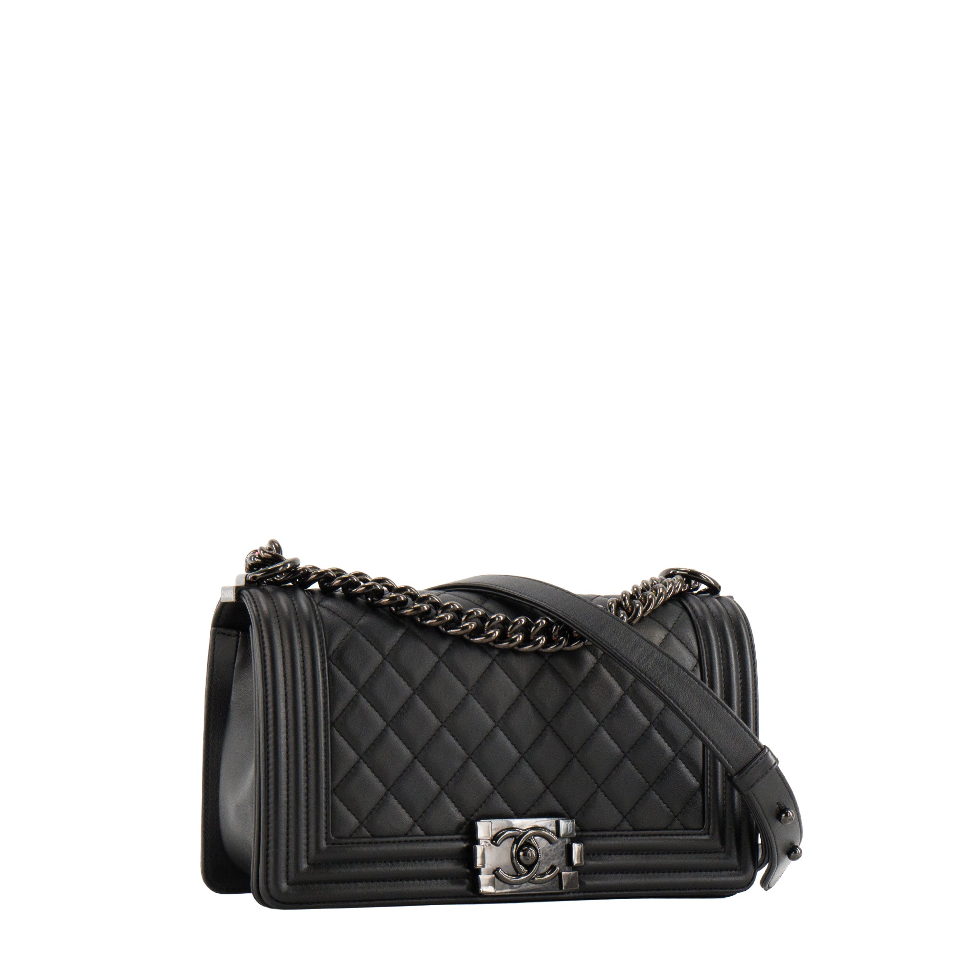 CHANEL - Sac à bandoulière Boy Medium So Black Chanel en cuir lisse noir