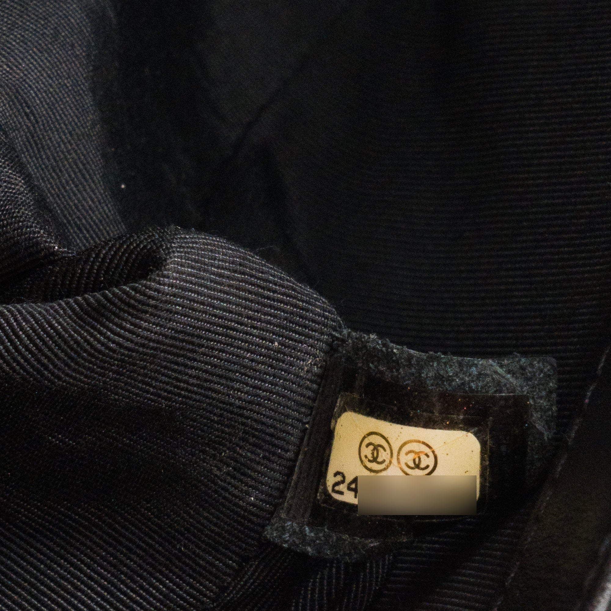 CHANEL - Sac à bandoulière Boy Medium So Black Chanel en cuir lisse noir
