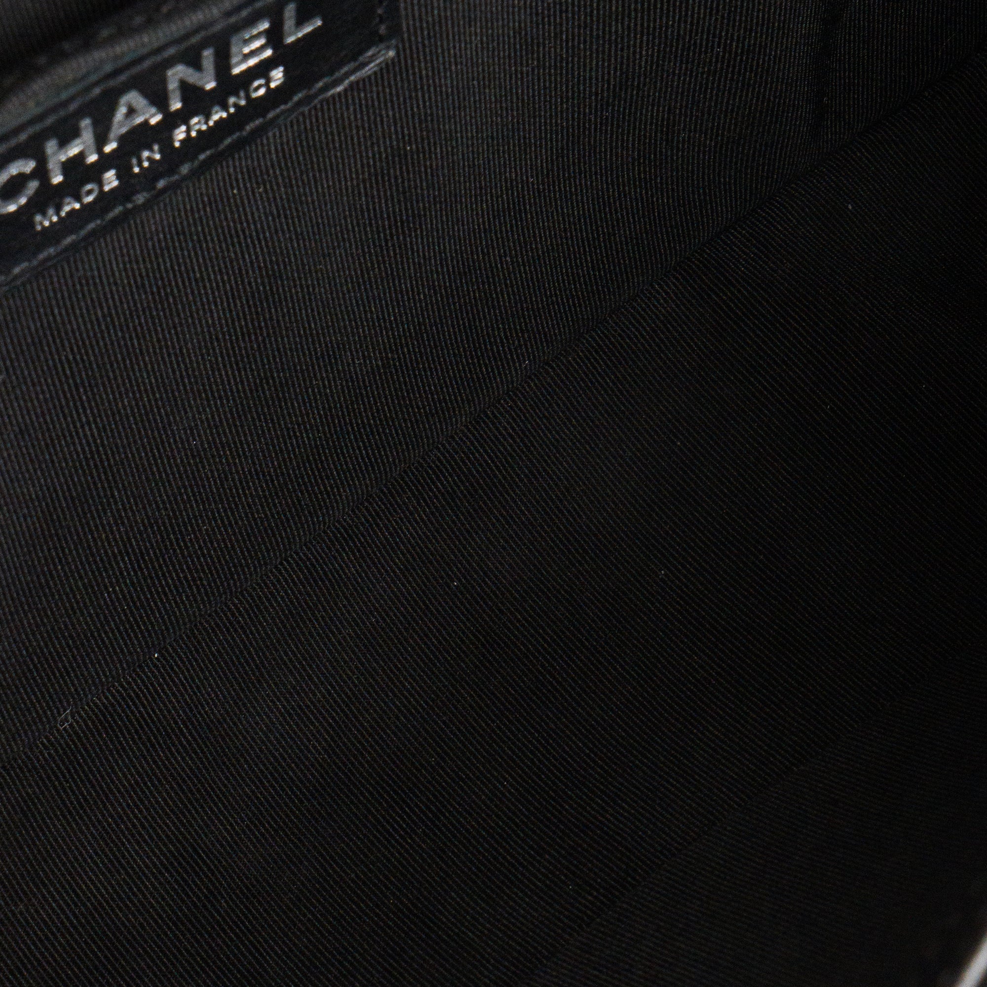 CHANEL - Sac à bandoulière Boy Medium So Black Chanel en cuir lisse noir
