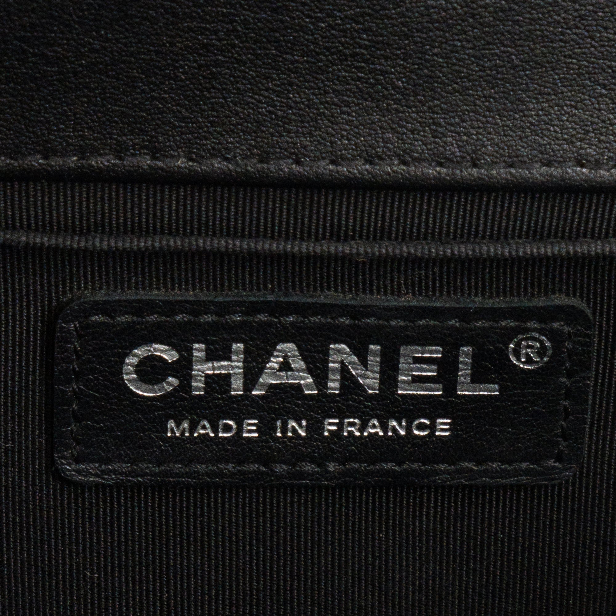 CHANEL - Sac à bandoulière Boy Medium So Black Chanel en cuir lisse noir
