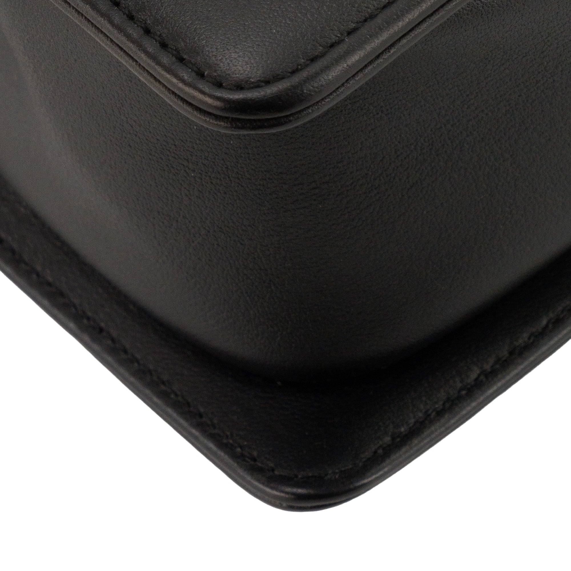 CHANEL - Sac à bandoulière Boy Medium So Black Chanel en cuir lisse noir