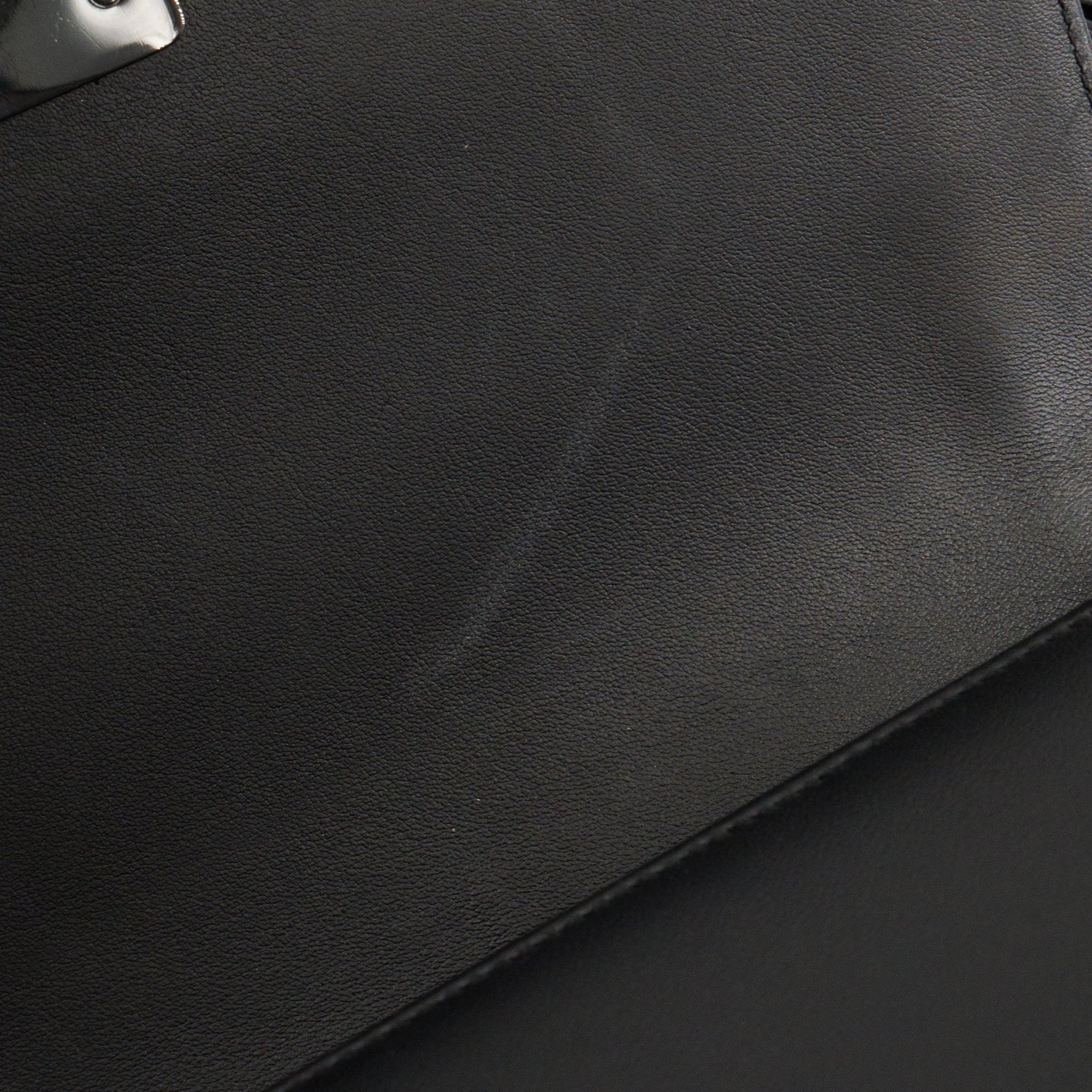 CHANEL - Sac à bandoulière Boy Medium So Black Chanel en cuir lisse noir