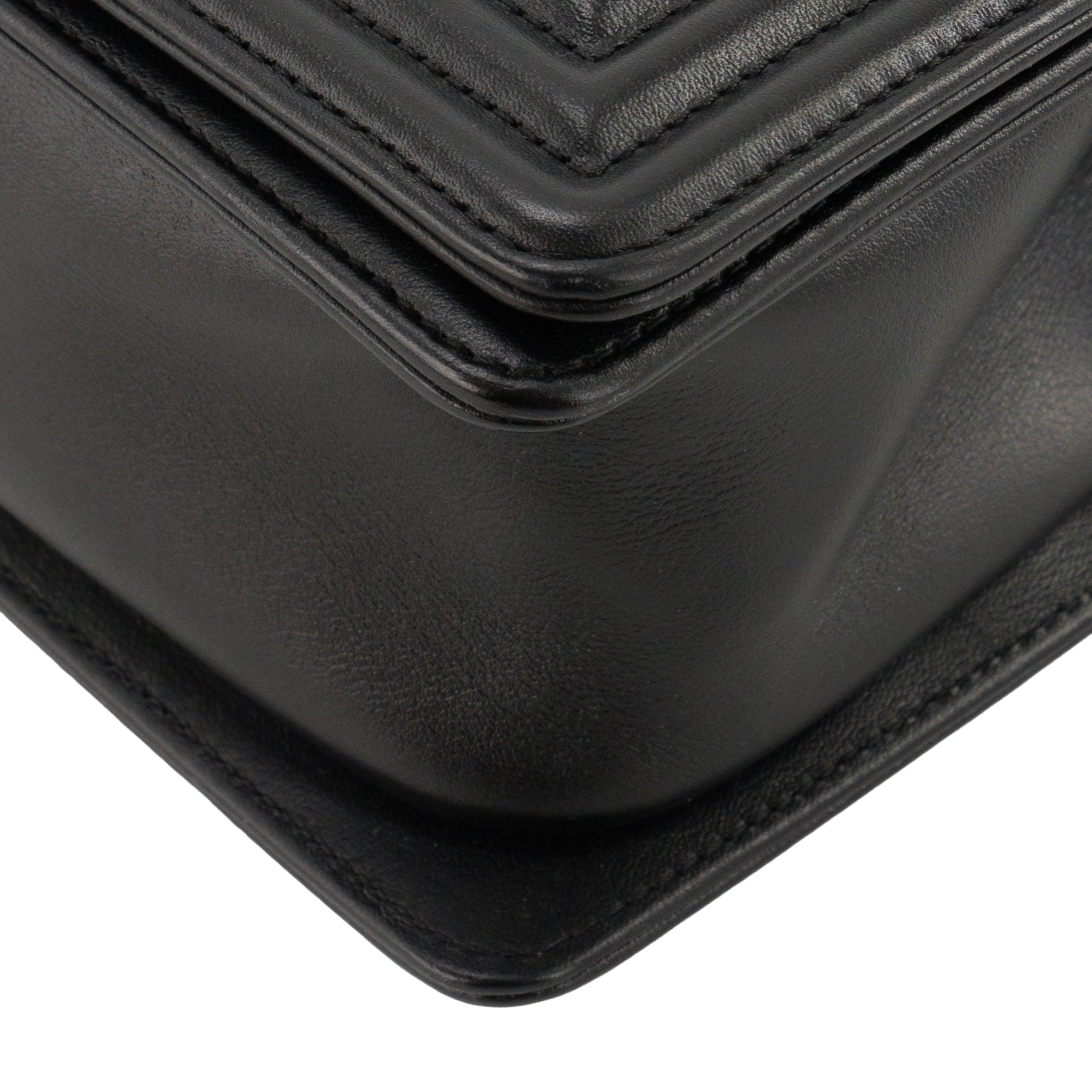 CHANEL - Sac à bandoulière Boy Medium So Black Chanel en cuir lisse noir
