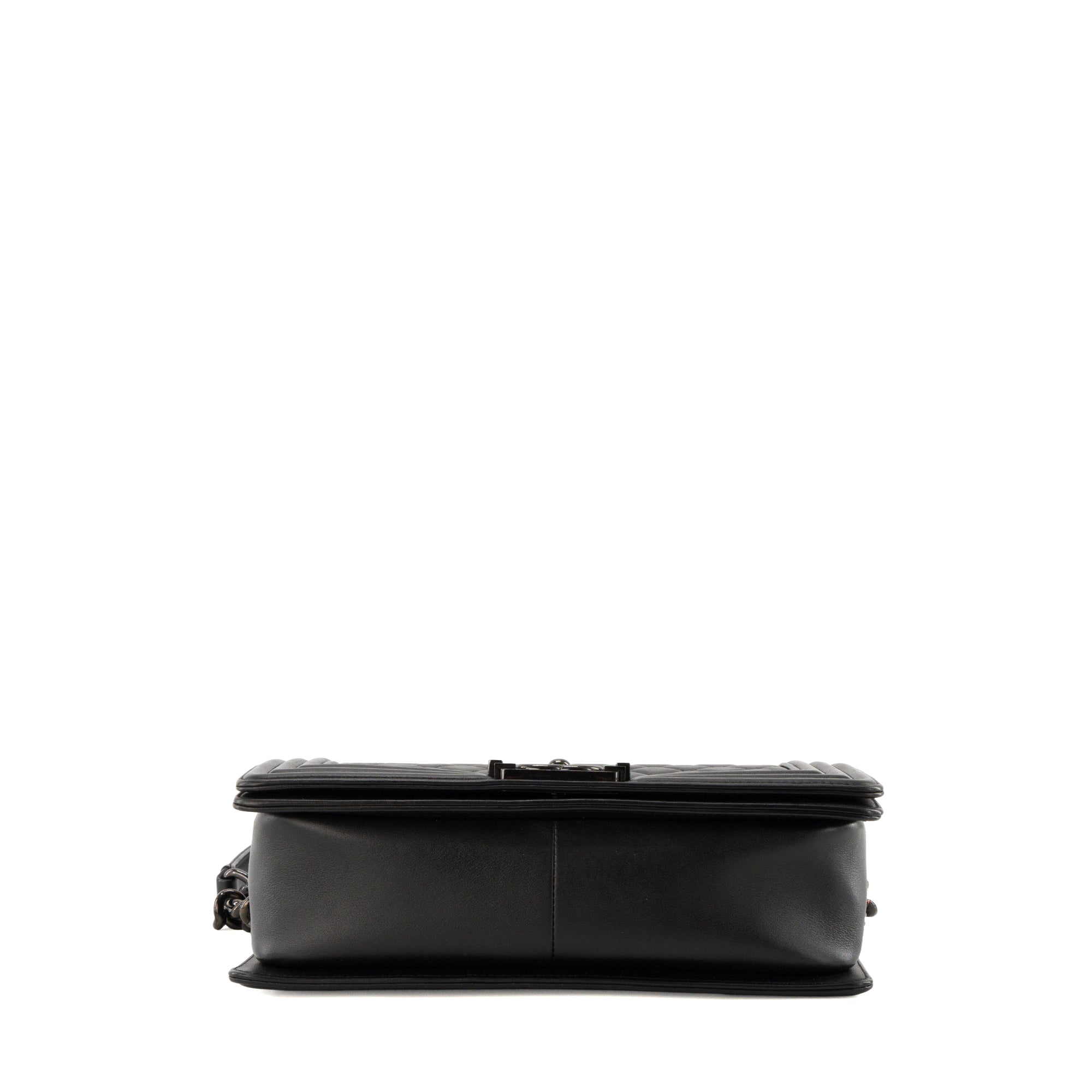 CHANEL - Sac à bandoulière Boy Medium So Black Chanel en cuir lisse noir
