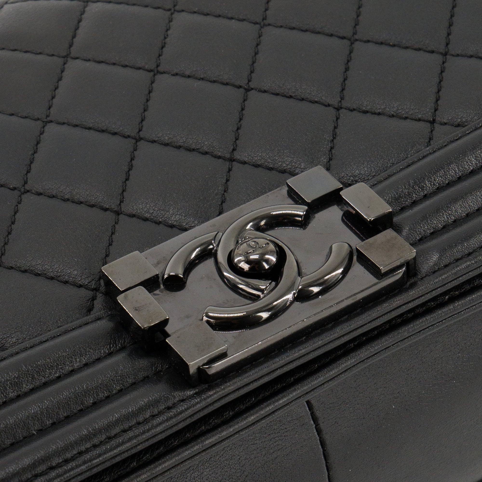 CHANEL - Sac à bandoulière Boy Medium So Black Chanel en cuir lisse noir