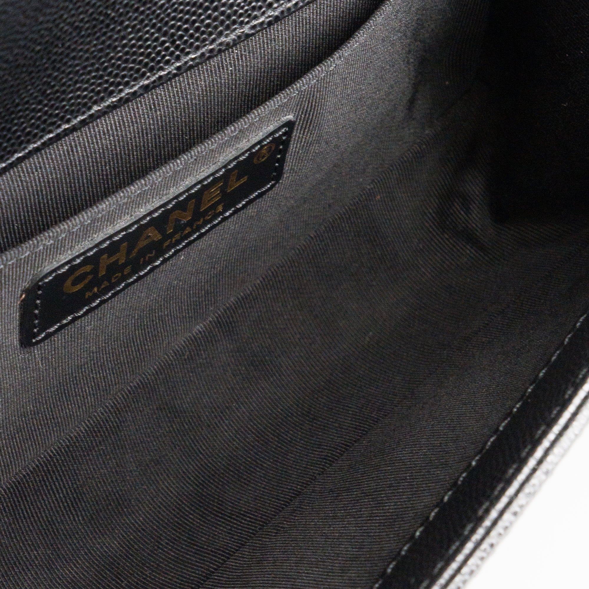 CHANEL - Sac à bandoulière Boy mini Chanel en cuir caviar noir