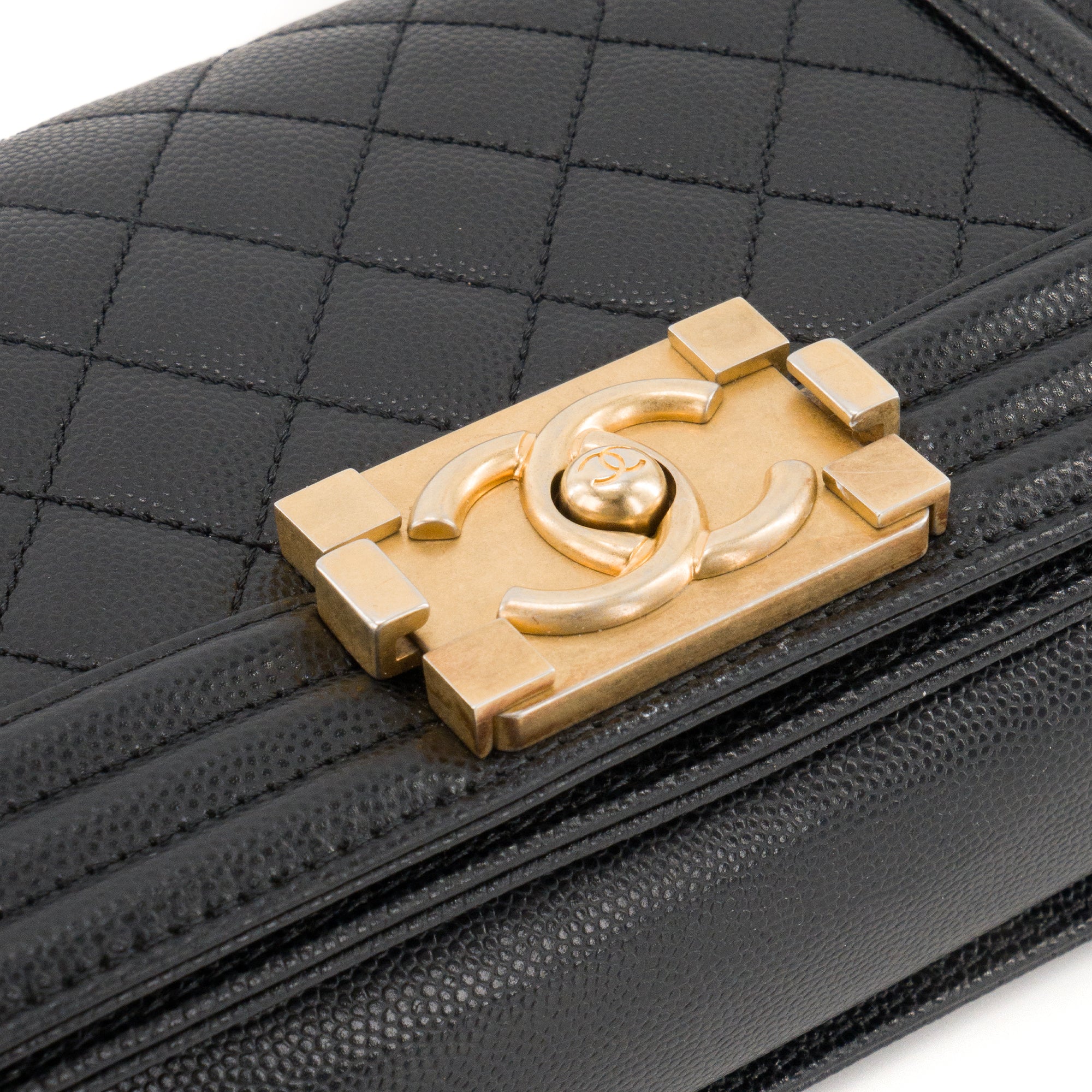 CHANEL - Sac à bandoulière Boy mini Chanel en cuir caviar noir