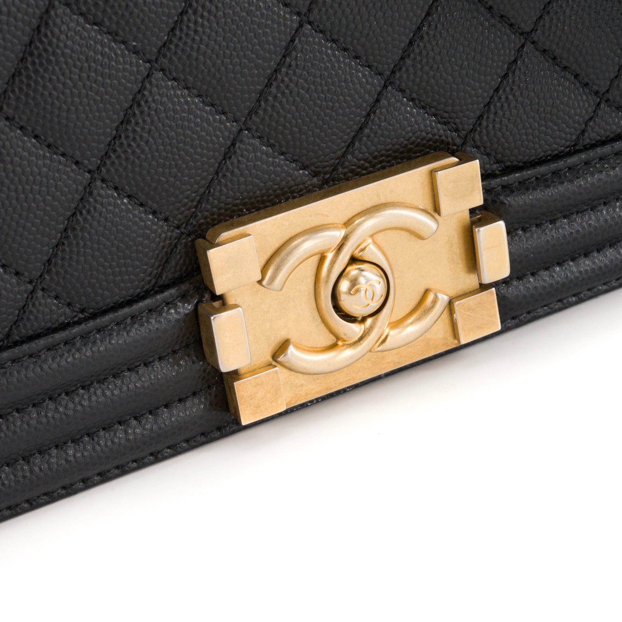 CHANEL - Sac à bandoulière Boy mini Chanel en cuir caviar noir