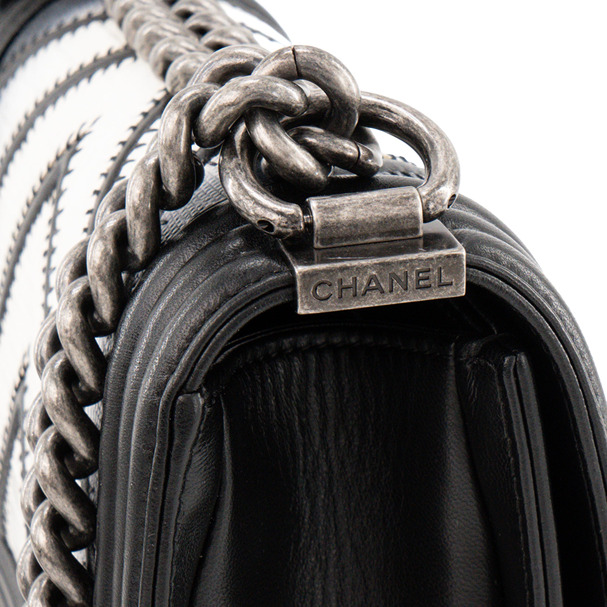 CHANEL - Sac à bandoulière Boy mini Chanel en cuir exotique lézard blanc et cuir lisse noir