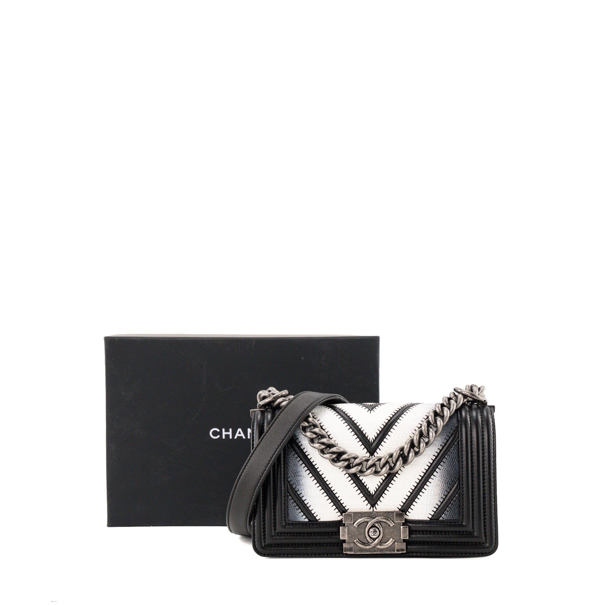 CHANEL - Sac à bandoulière Boy mini Chanel en cuir exotique lézard blanc et cuir lisse noir