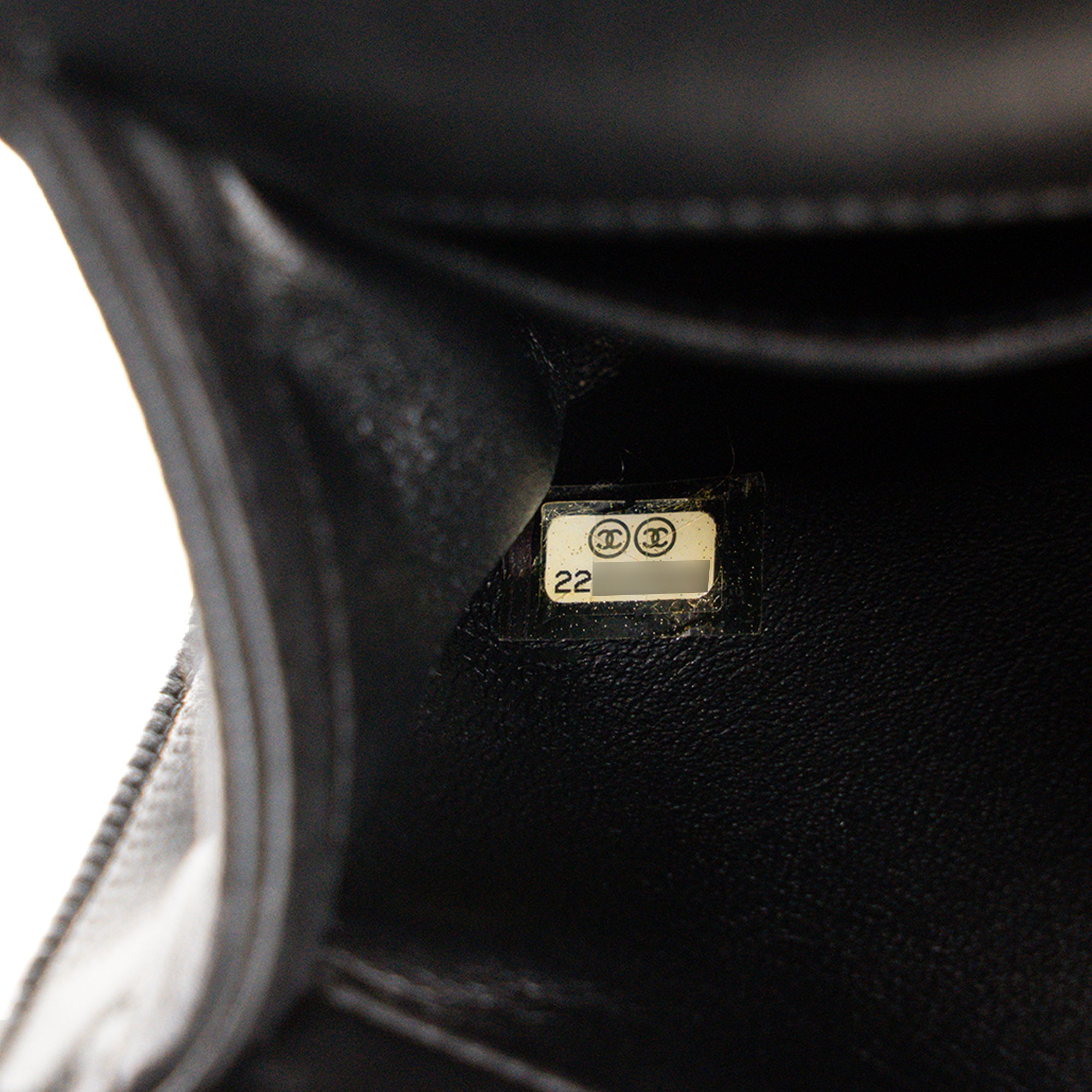 CHANEL - Sac à bandoulière Boy mini Chanel en cuir exotique lézard blanc et cuir lisse noir
