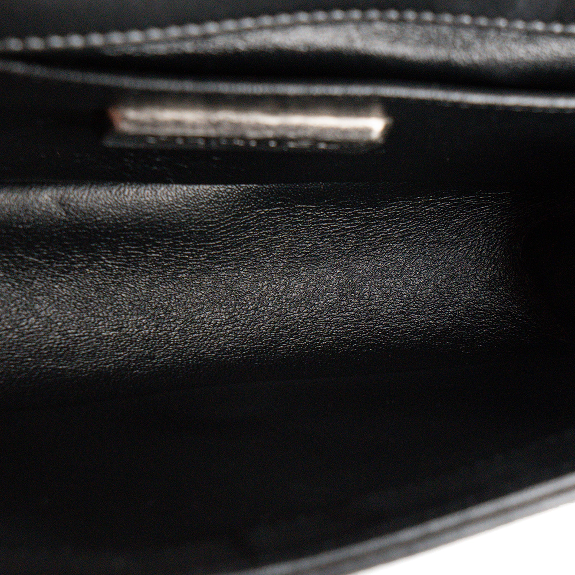 CHANEL - Sac à bandoulière Boy mini Chanel en cuir exotique lézard blanc et cuir lisse noir