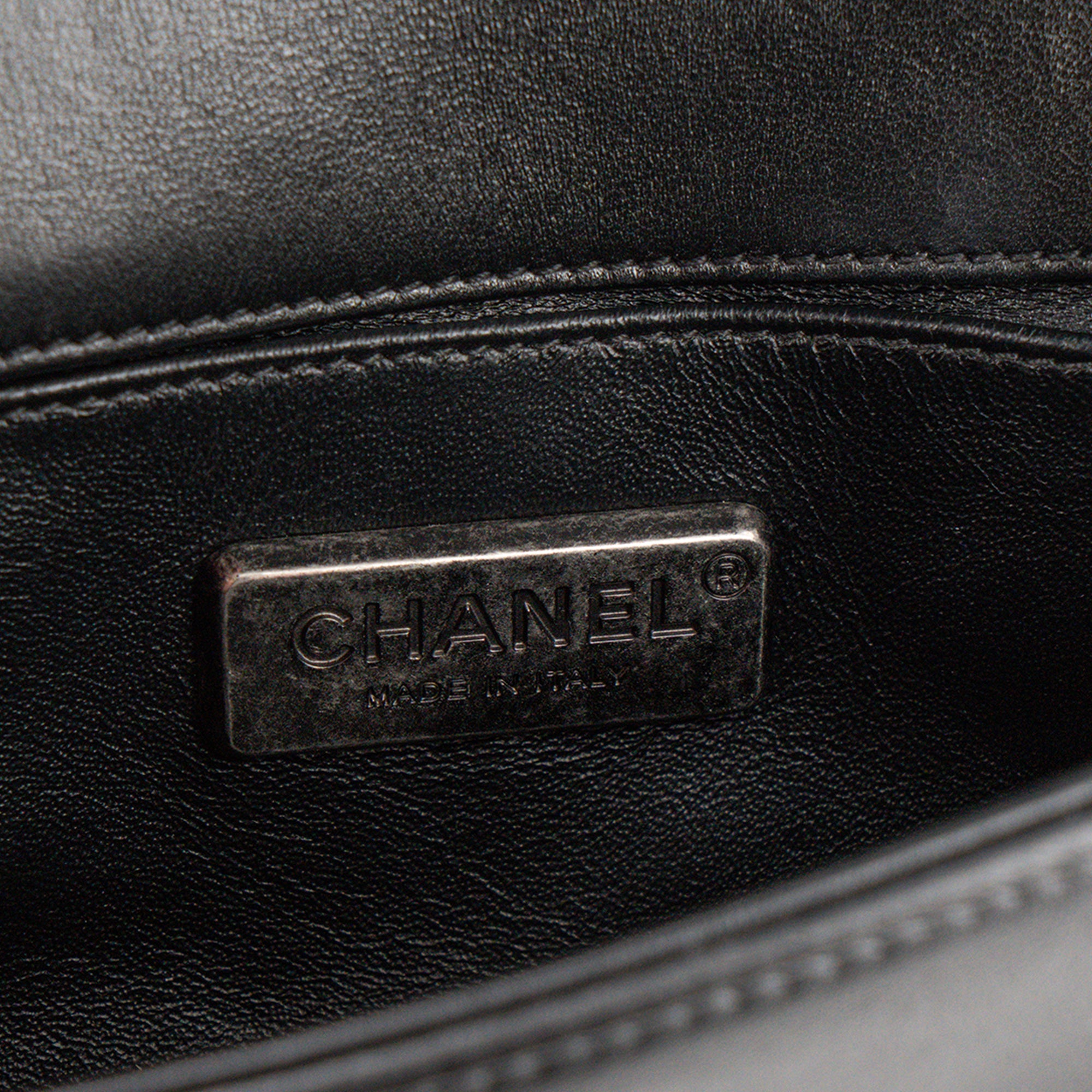 CHANEL - Sac à bandoulière Boy mini Chanel en cuir exotique lézard blanc et cuir lisse noir