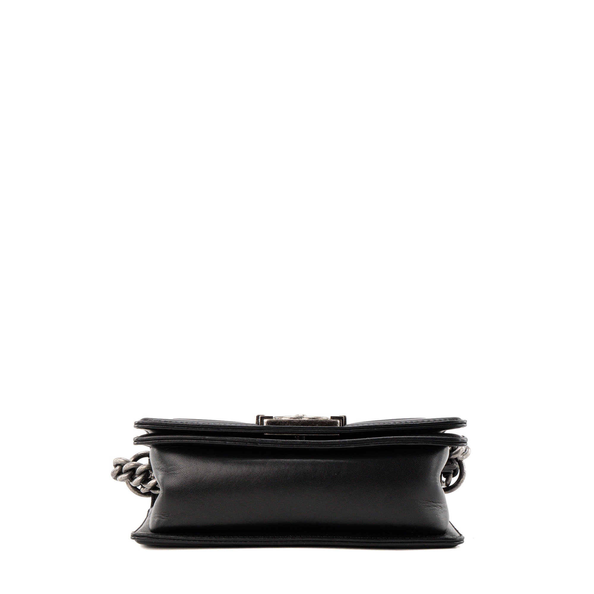 CHANEL - Sac à bandoulière Boy mini Chanel en cuir exotique lézard blanc et cuir lisse noir