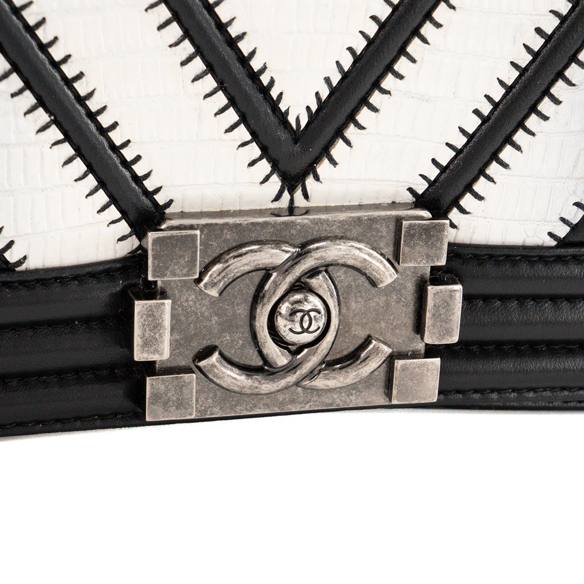 CHANEL - Sac à bandoulière Boy mini Chanel en cuir exotique lézard blanc et cuir lisse noir