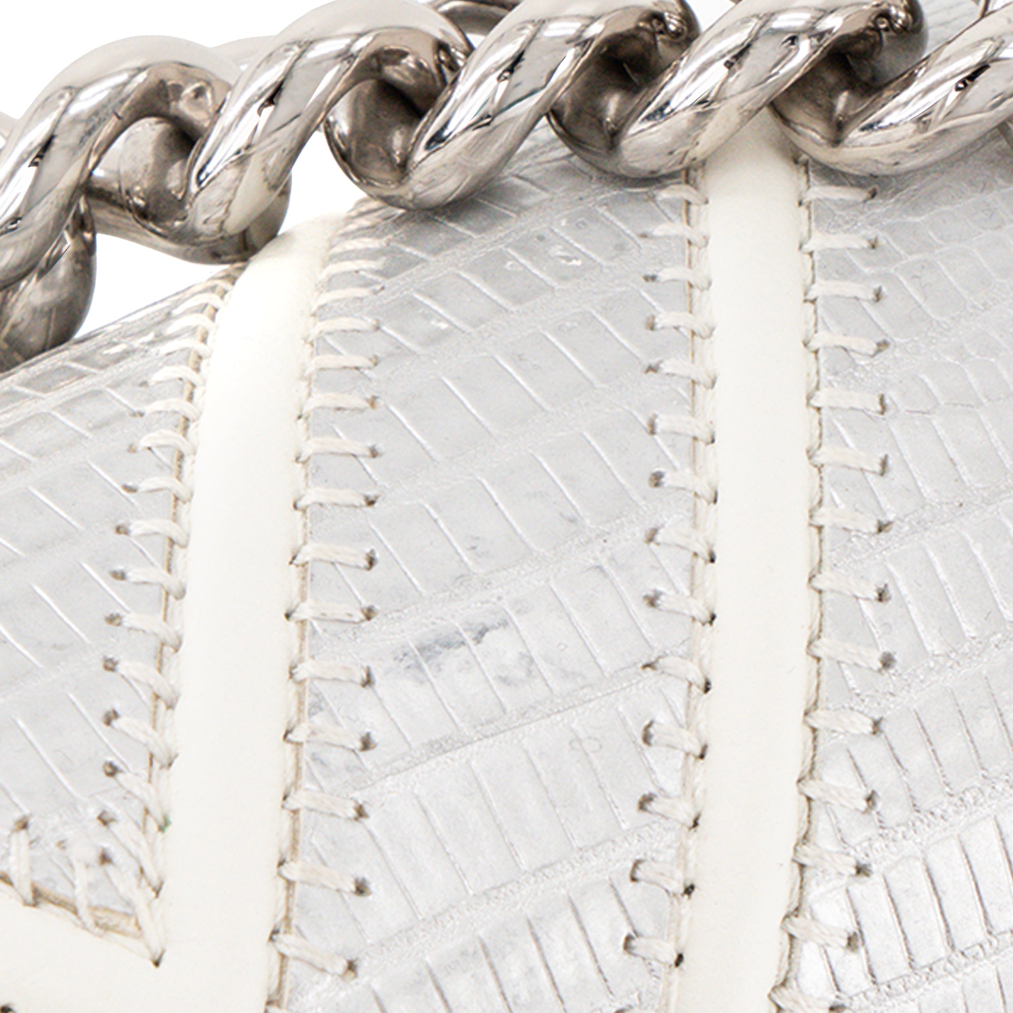 CHANEL - Sac à bandoulière Boy Mini Chanel en cuir lisse blanc et cuir exotique en lézard argenté