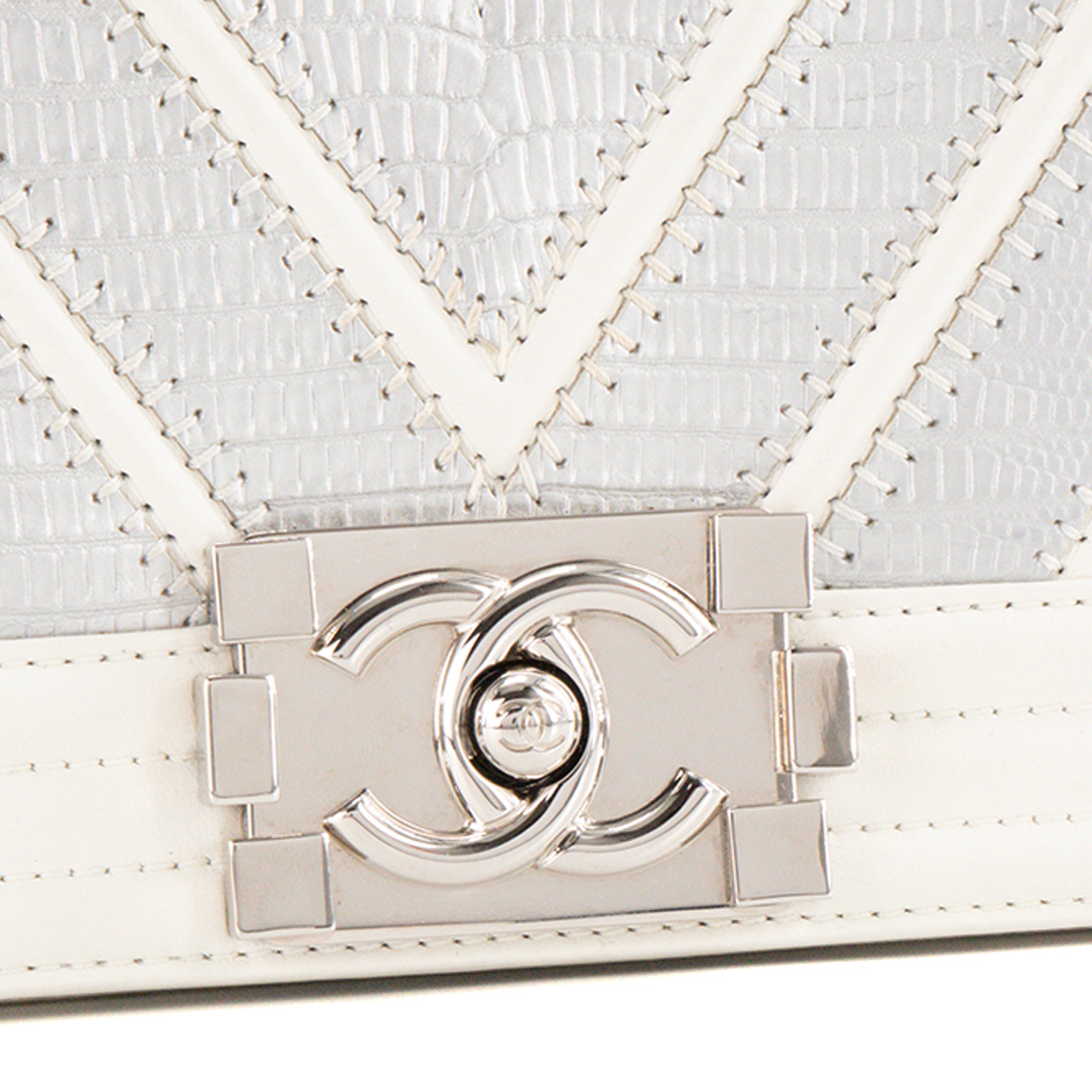 CHANEL - Sac à bandoulière Boy Mini Chanel en cuir lisse blanc et cuir exotique en lézard argenté