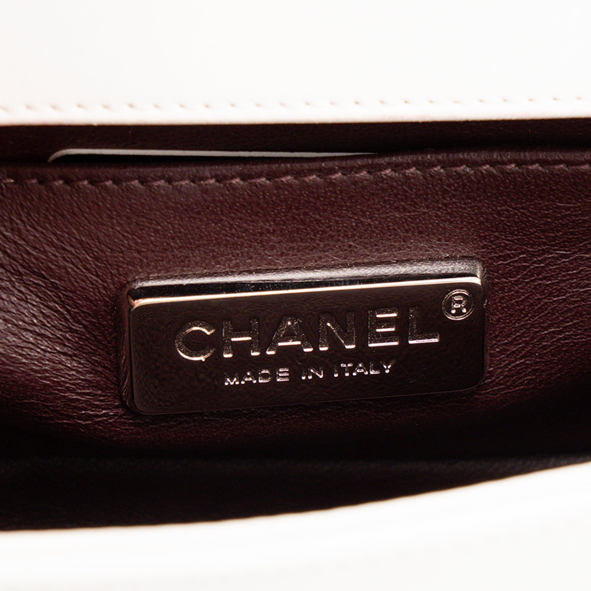 CHANEL - Sac à bandoulière Boy Mini Chanel en cuir lisse blanc et cuir exotique en lézard argenté