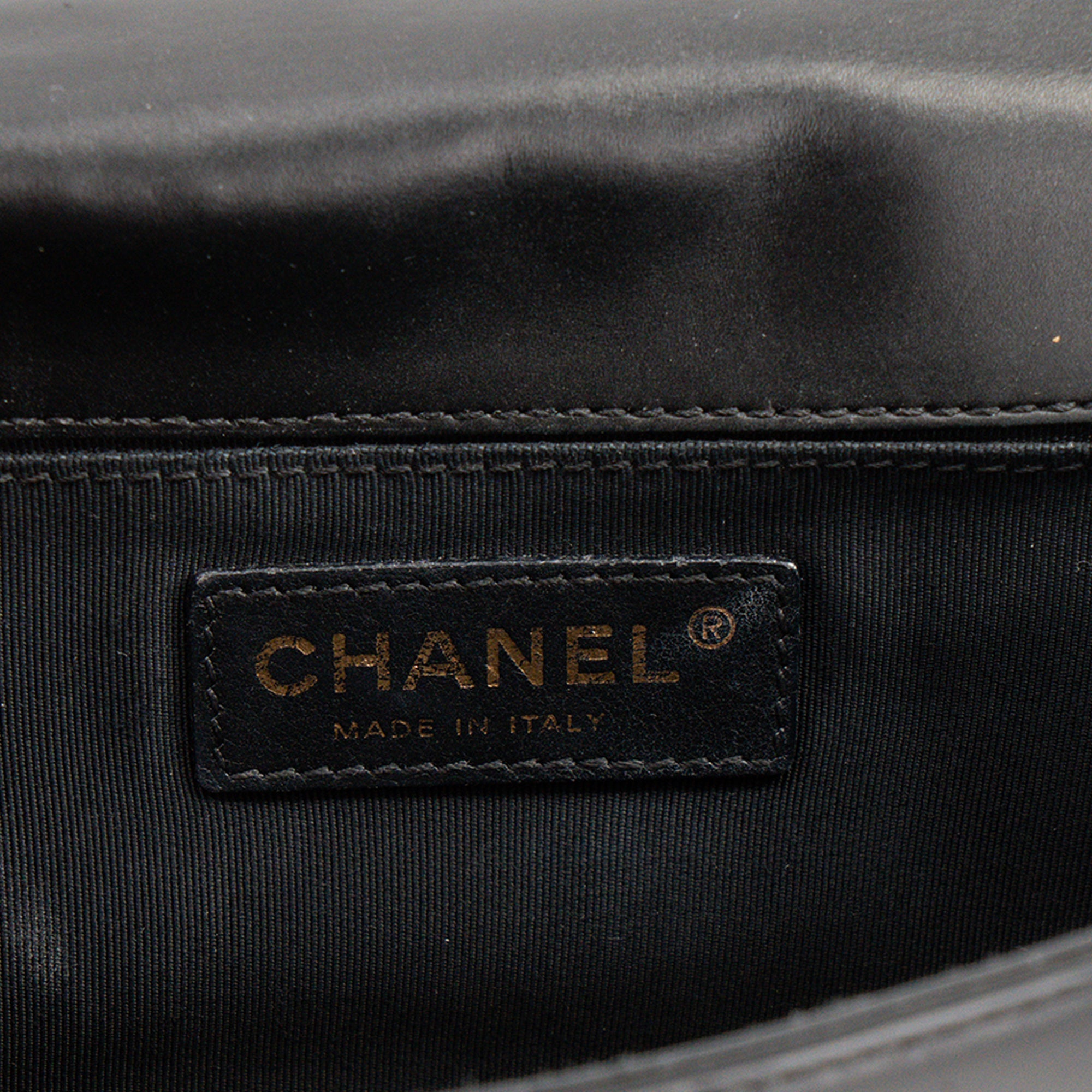 CHANEL - Sac à bandoulière Boy Mini Chanel en cuir lisse noir