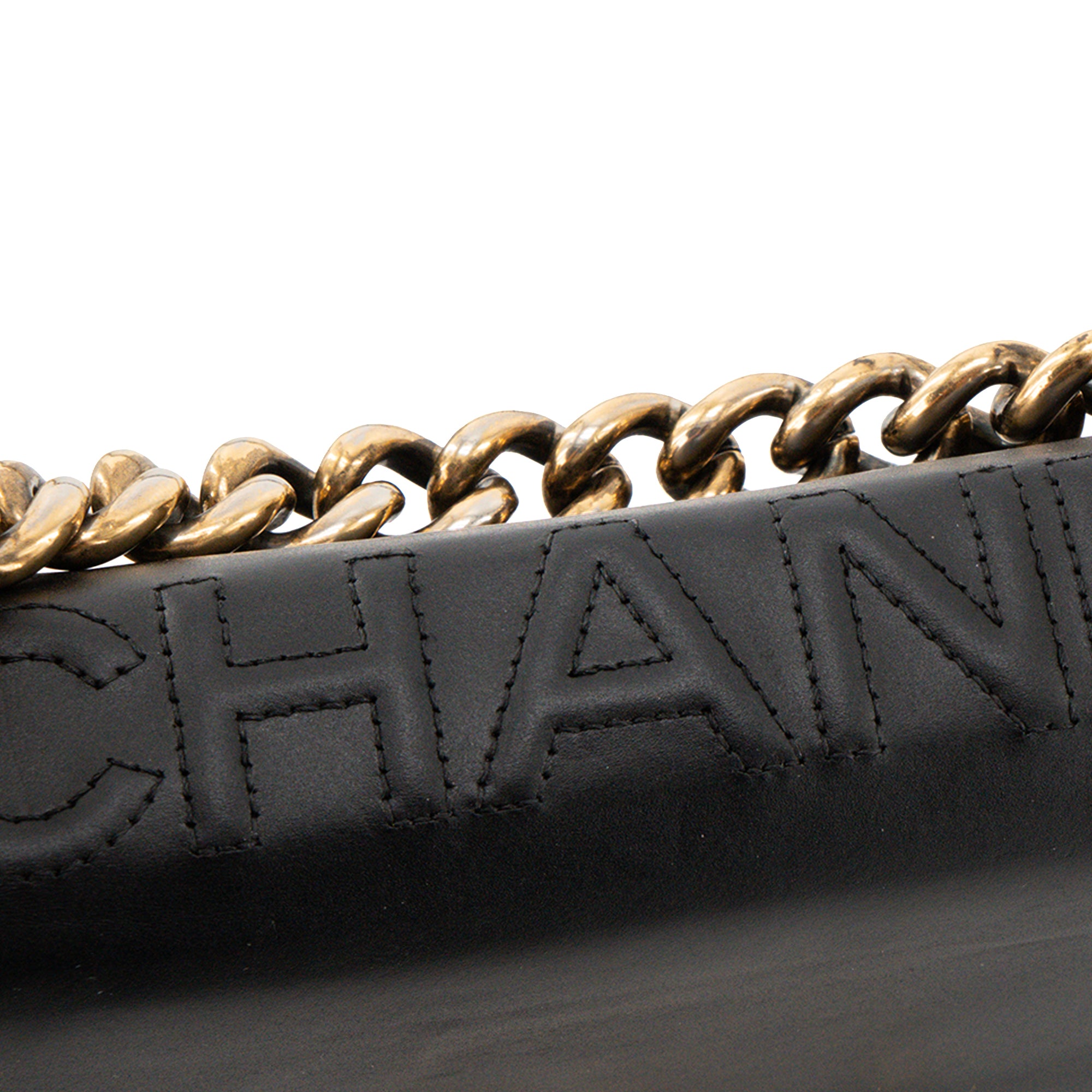 CHANEL - Sac à bandoulière Boy Mini Chanel en cuir lisse noir
