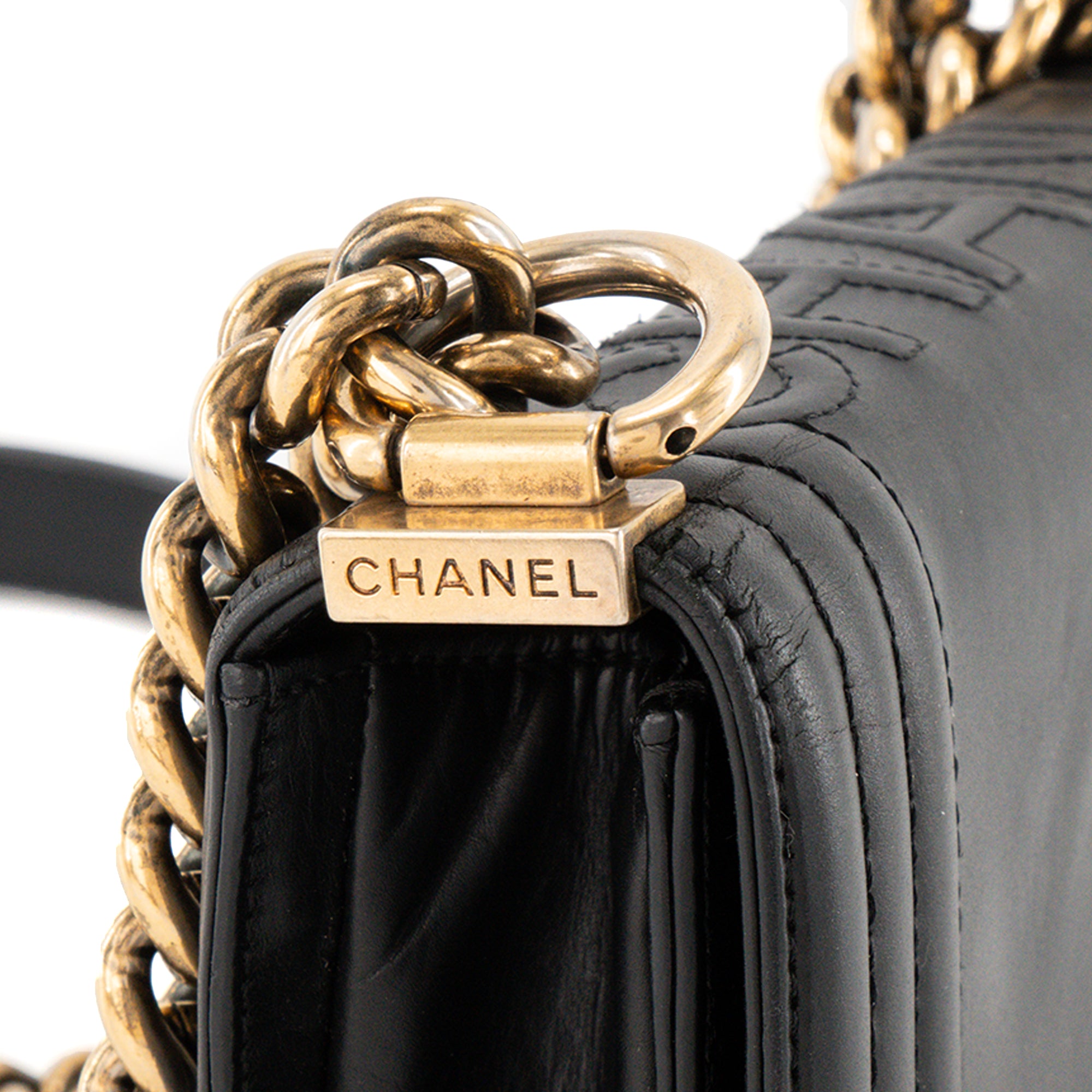 CHANEL - Sac à bandoulière Boy Mini Chanel en cuir lisse noir