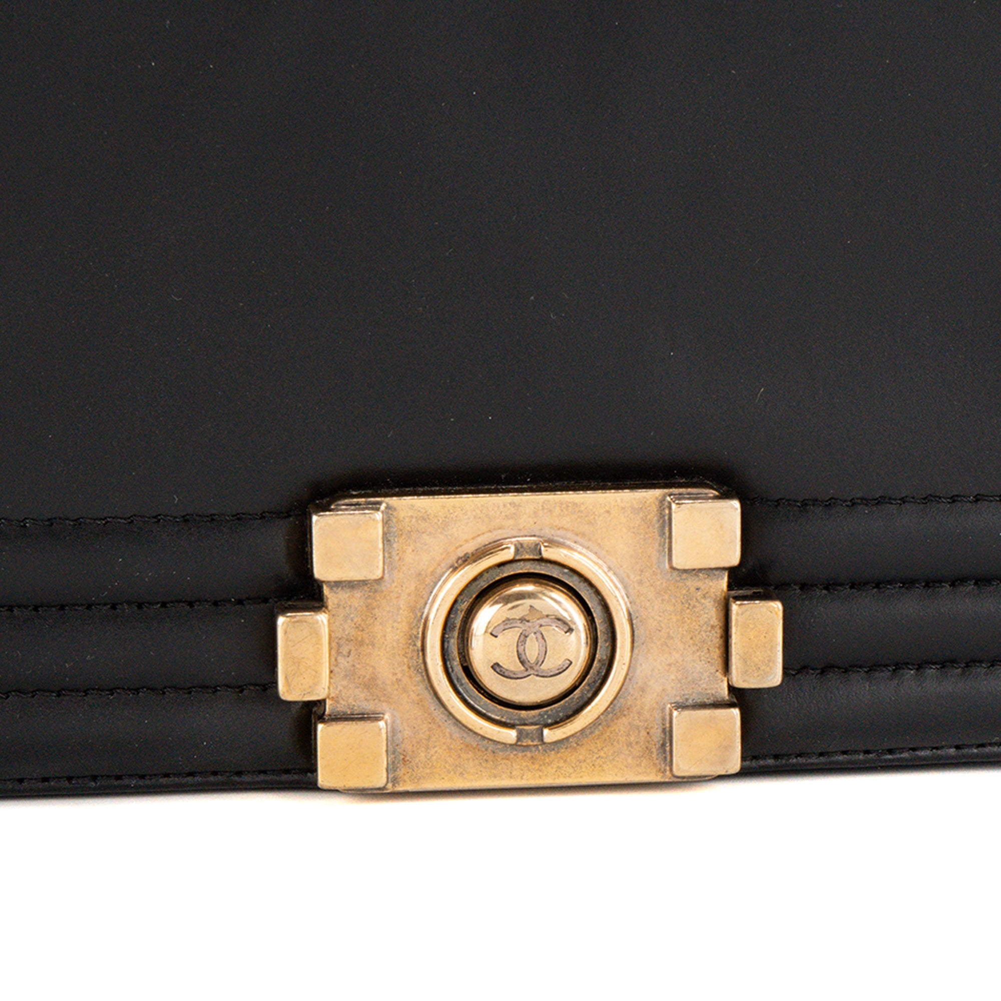 CHANEL - Sac à bandoulière Boy Mini Chanel en cuir lisse noir