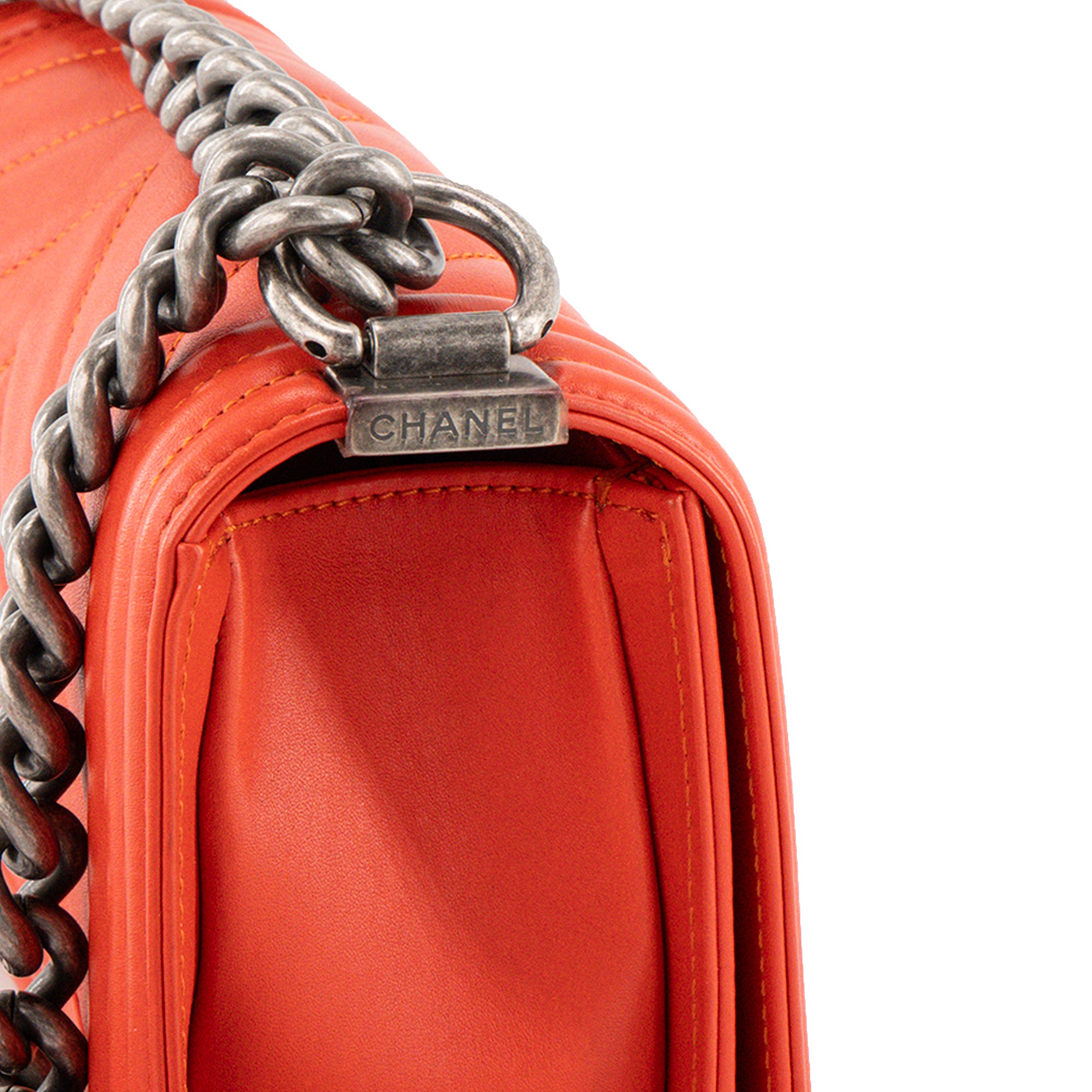 CHANEL - Sac à bandoulière Boy mini Chanel en cuir lisse orange