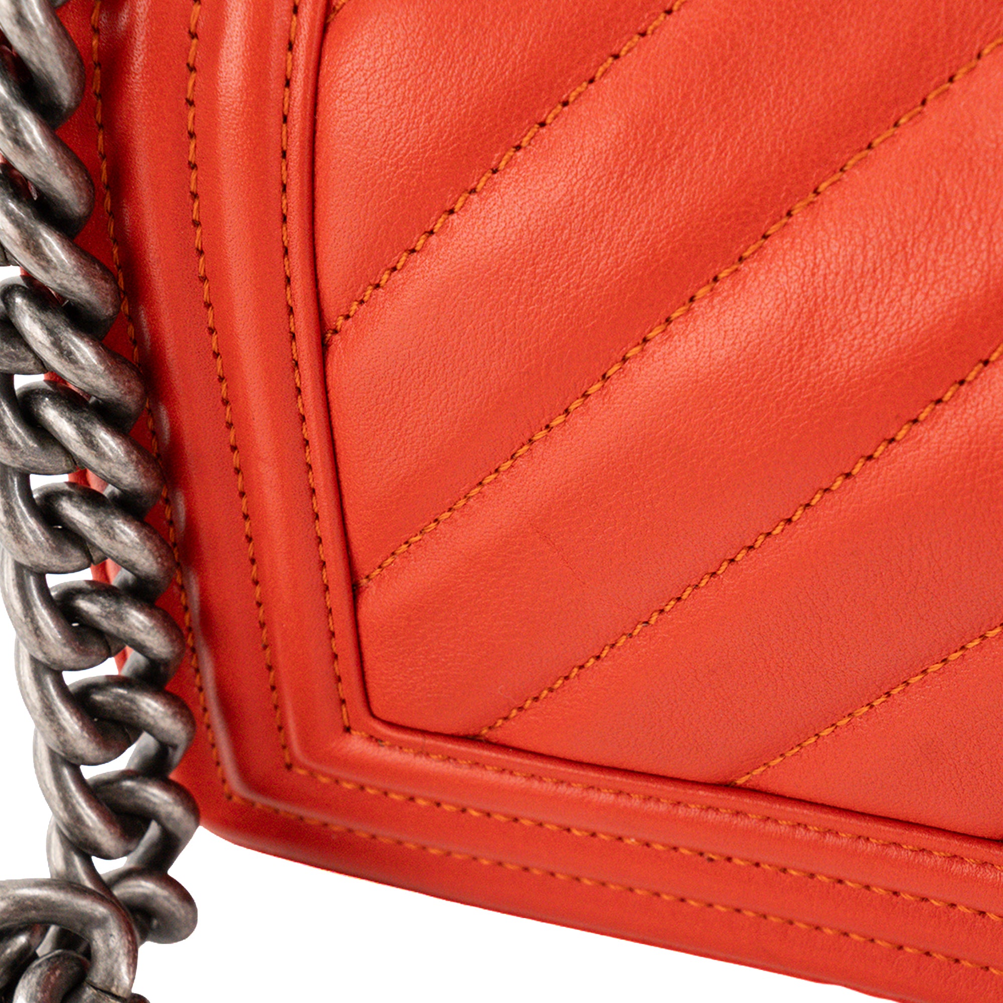 CHANEL - Sac à bandoulière Boy mini Chanel en cuir lisse orange