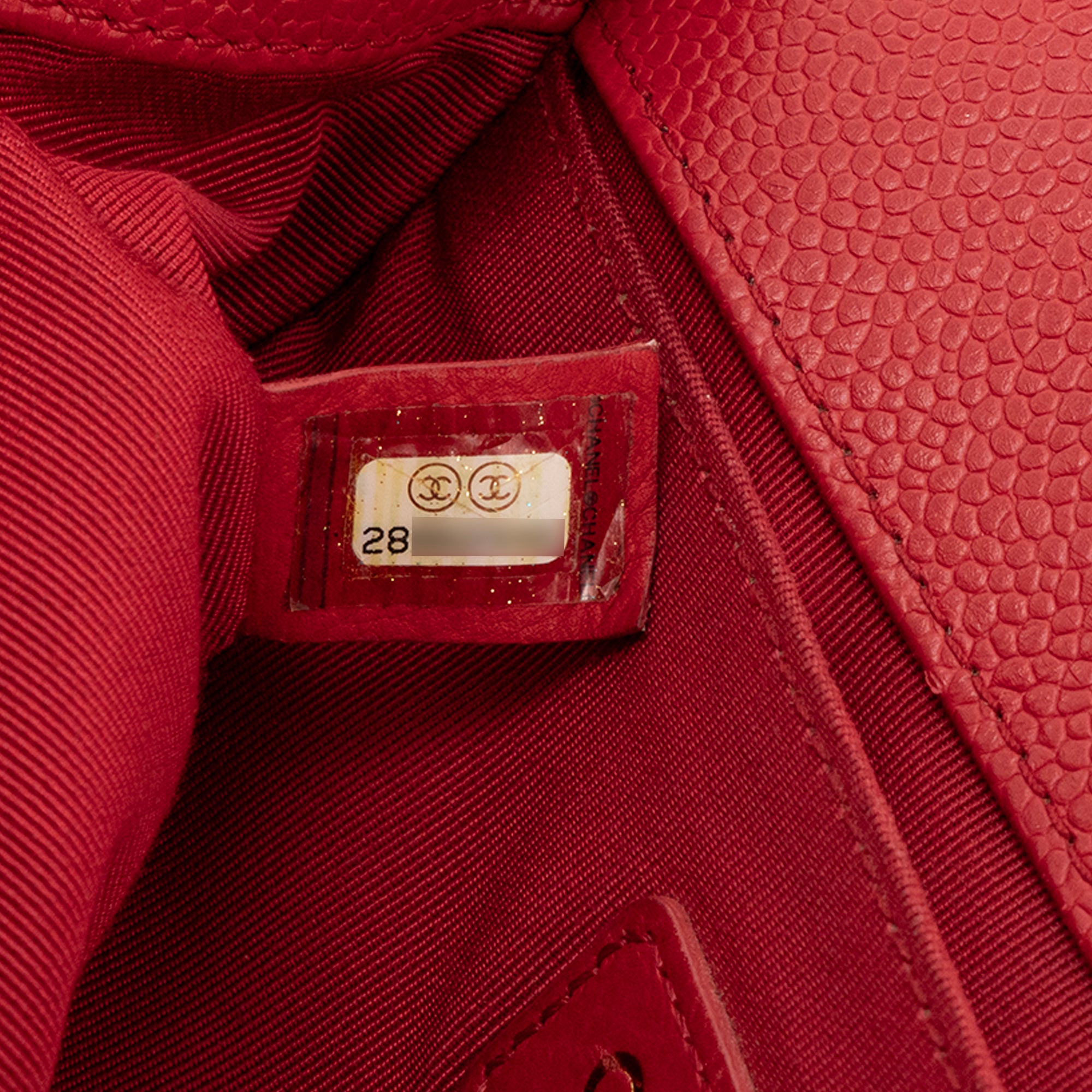 CHANEL - Sac à bandoulière Boy Small Chanel en cuir caviar rouge