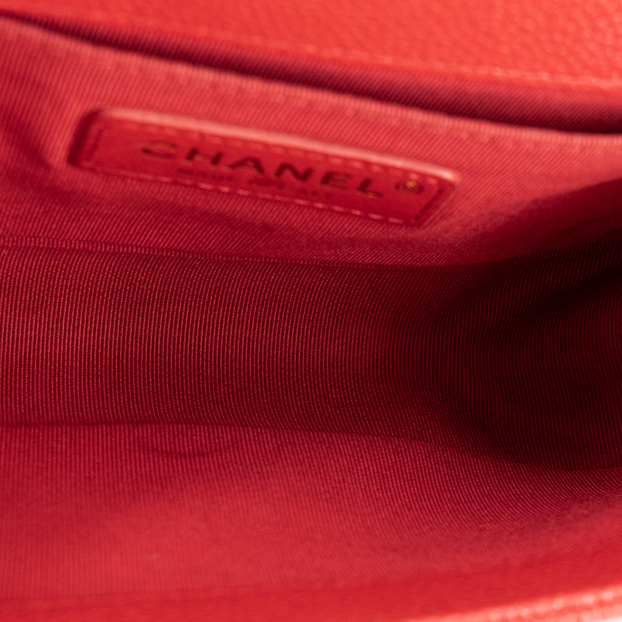 CHANEL - Sac à bandoulière Boy Small Chanel en cuir caviar rouge