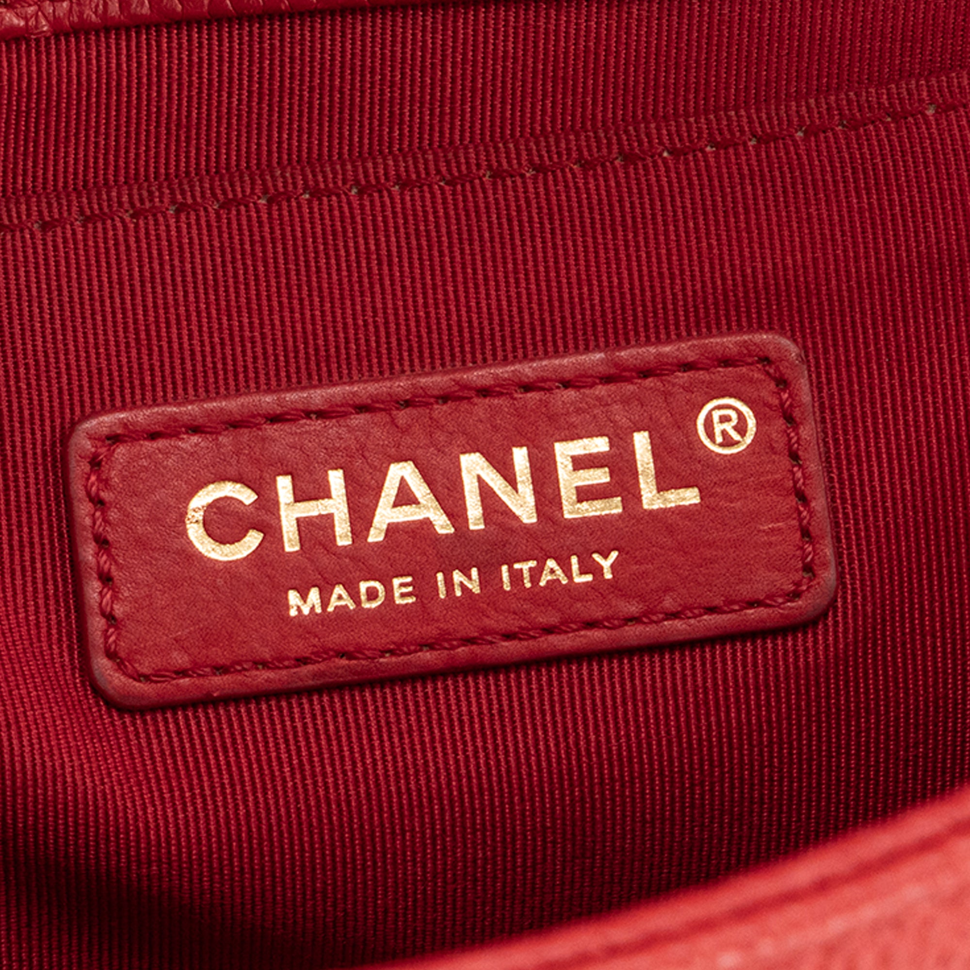 CHANEL - Sac à bandoulière Boy Small Chanel en cuir caviar rouge