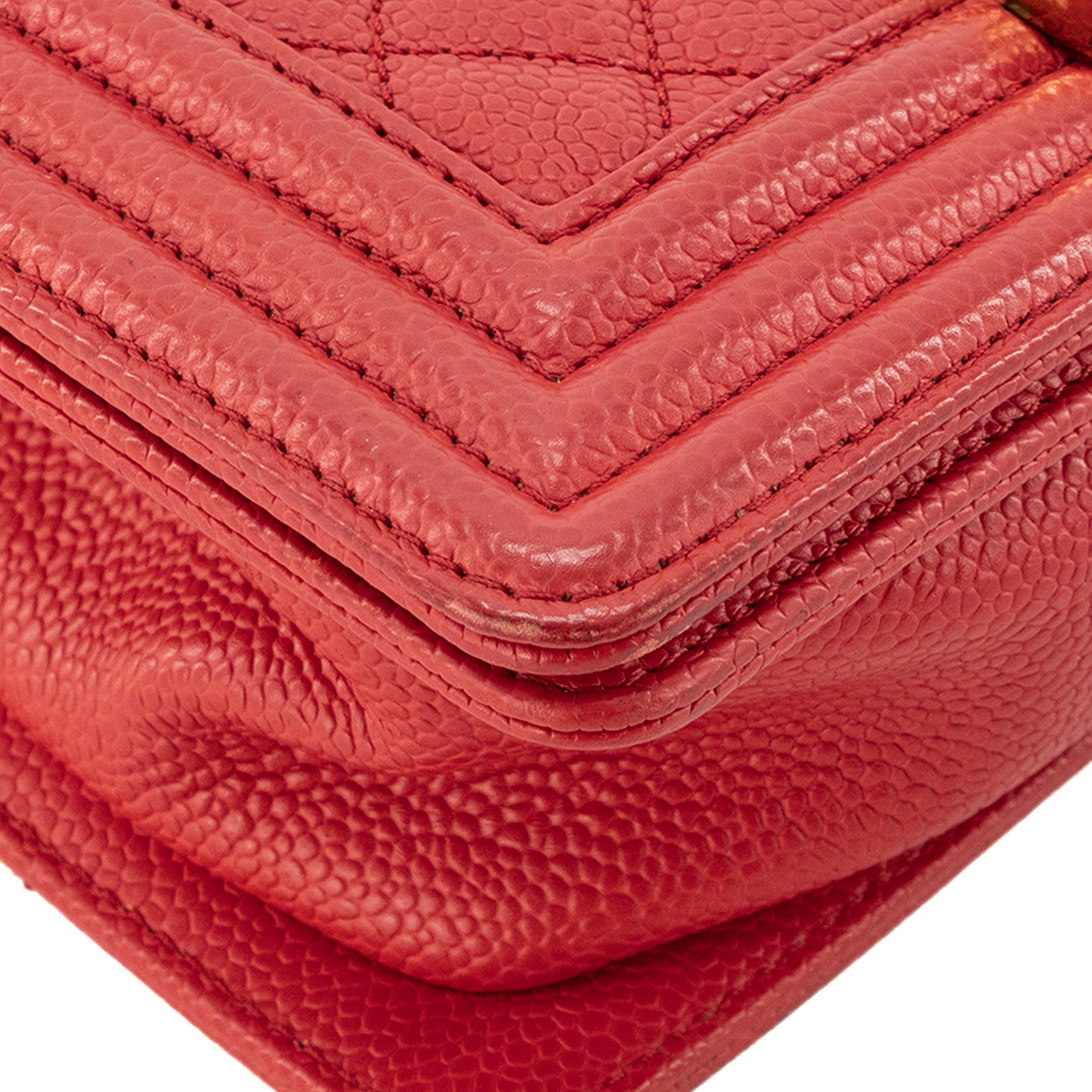 CHANEL - Sac à bandoulière Boy Small Chanel en cuir caviar rouge