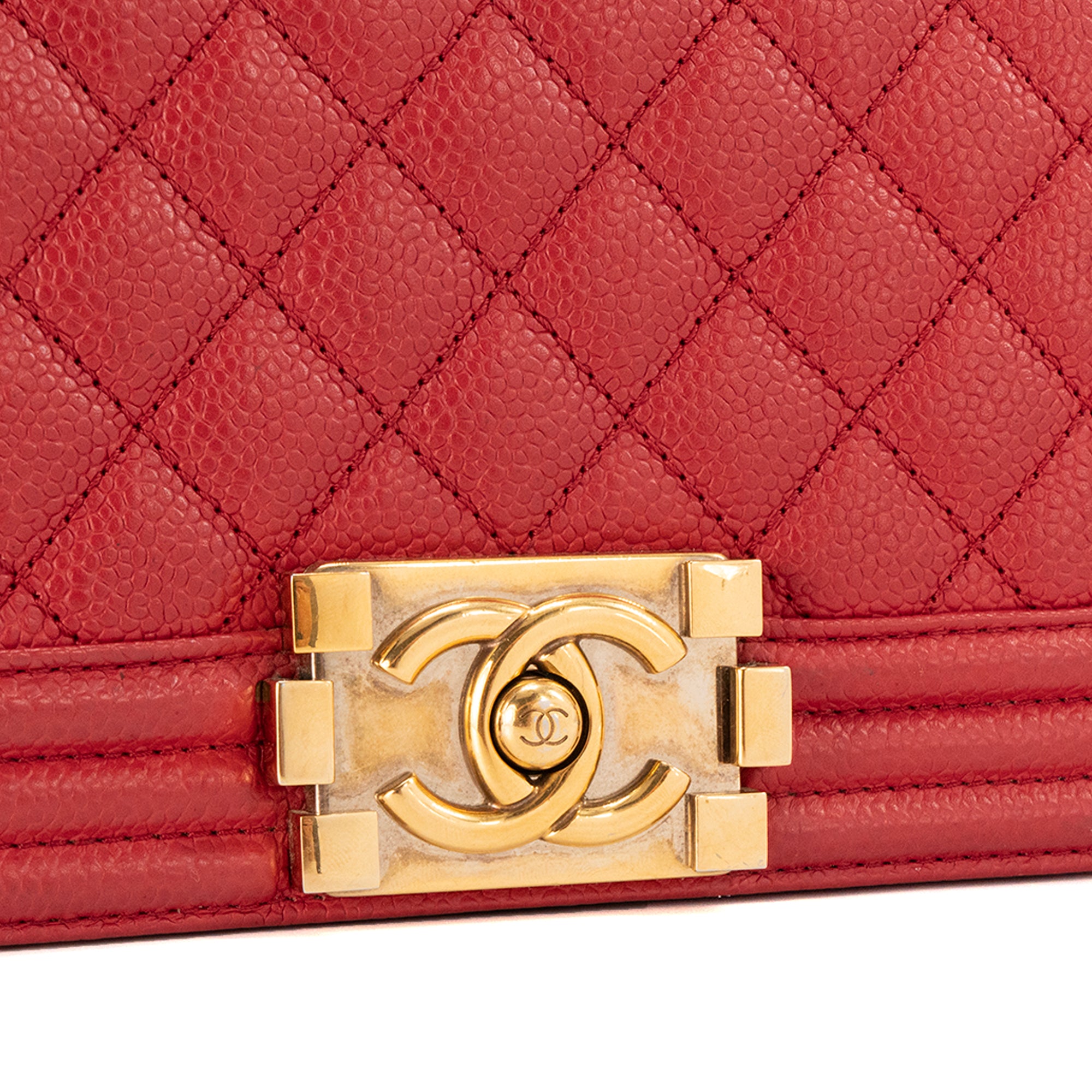 CHANEL - Sac à bandoulière Boy Small Chanel en cuir caviar rouge