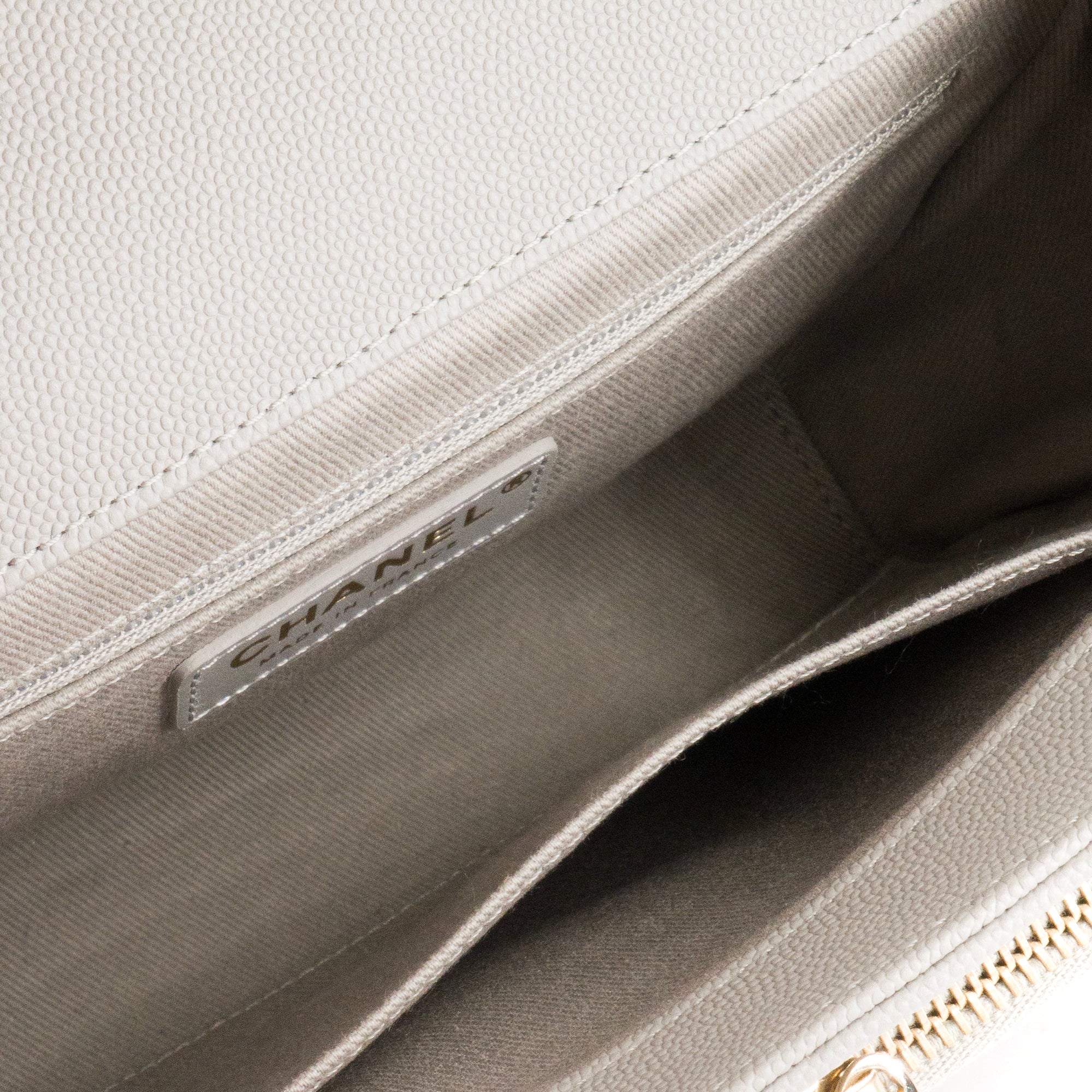 CHANEL - Sac à bandoulière Business Affinity Chanel en cuir caviar gris