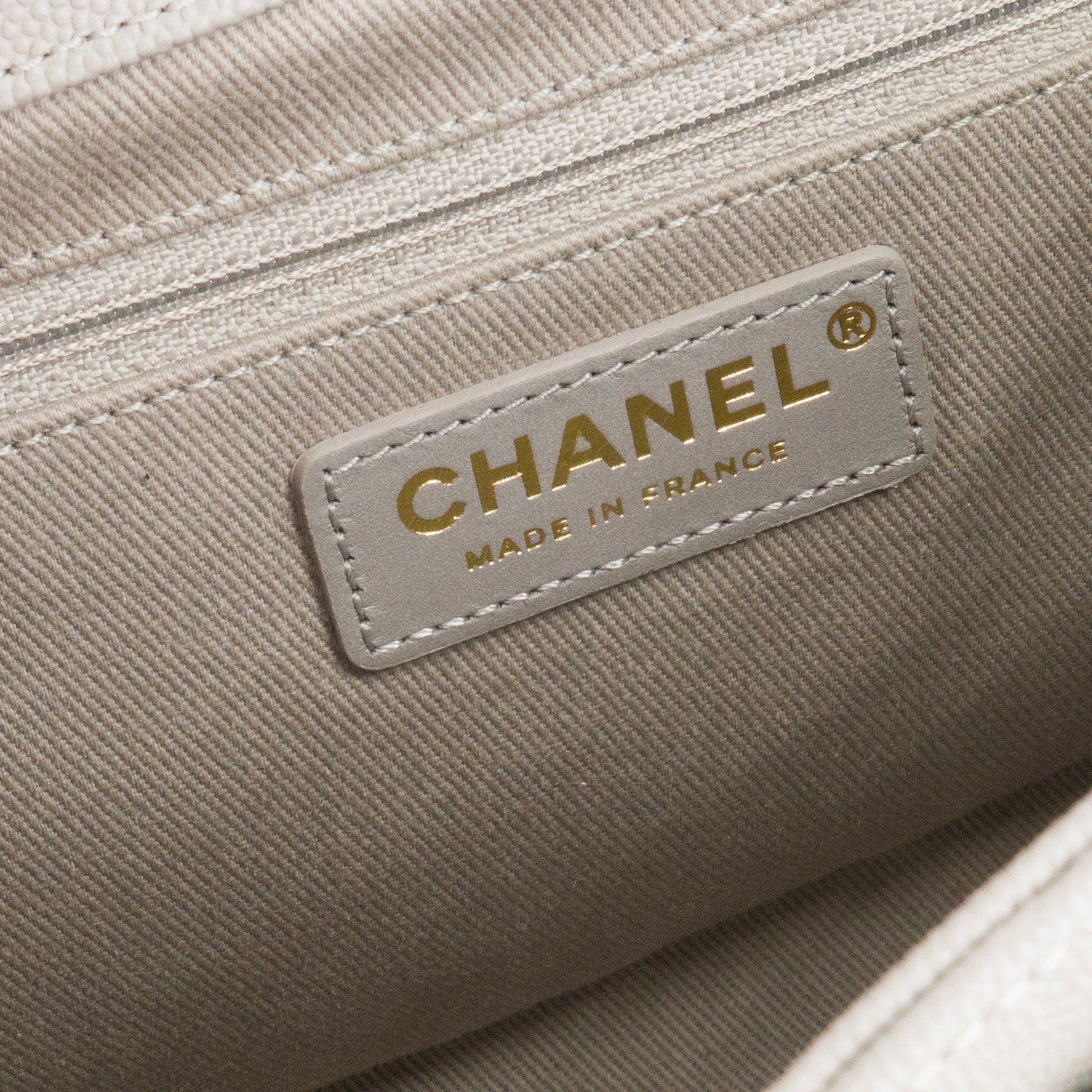 CHANEL - Sac à bandoulière Business Affinity Chanel en cuir caviar gris