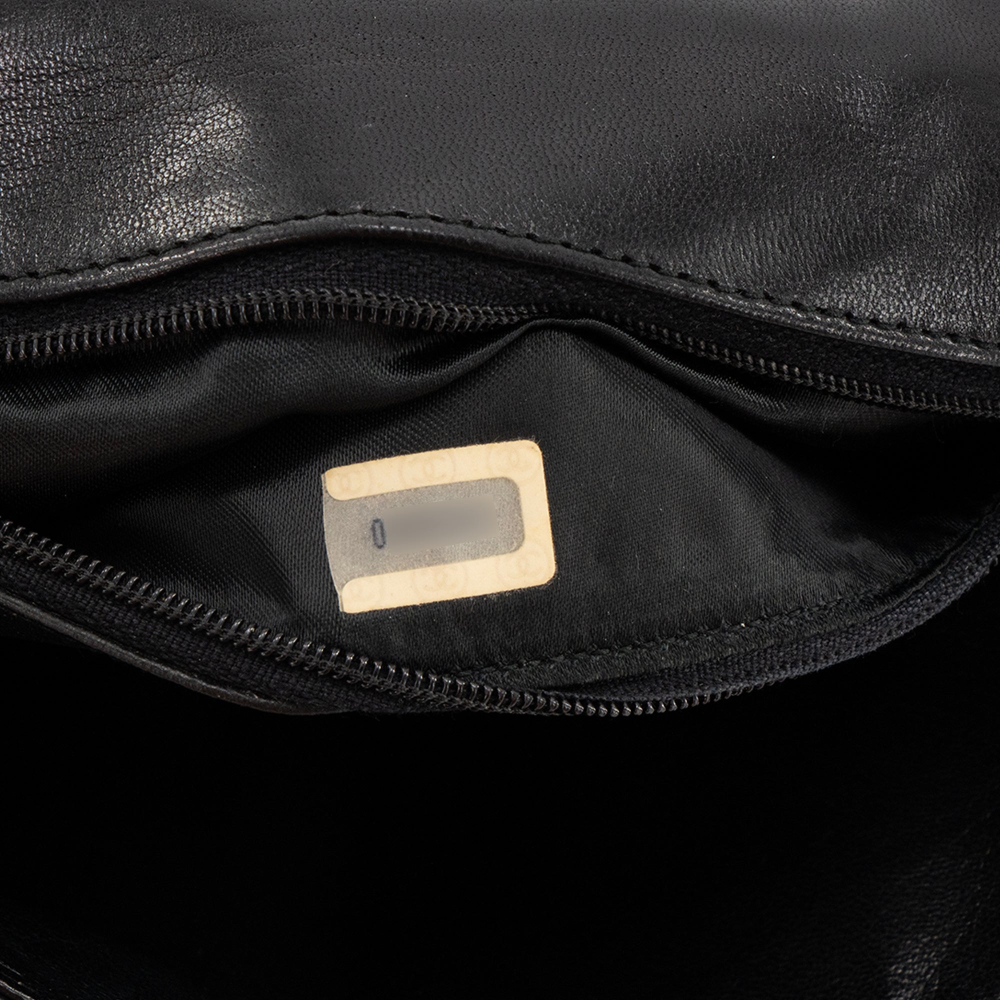 CHANEL - Sac à bandoulière Chanel en cuir lisse noir vintage