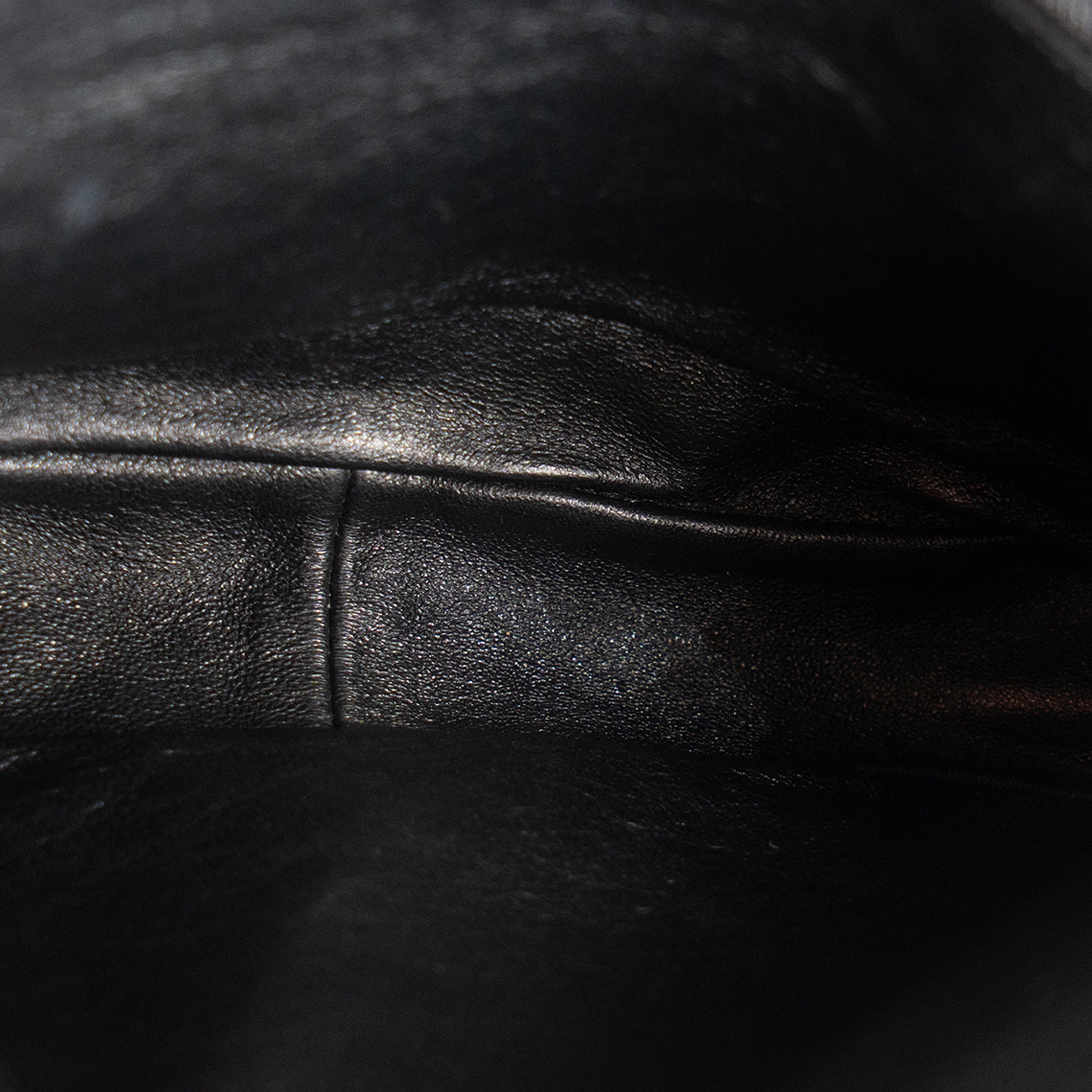 CHANEL - Sac à bandoulière Chanel en cuir lisse noir vintage