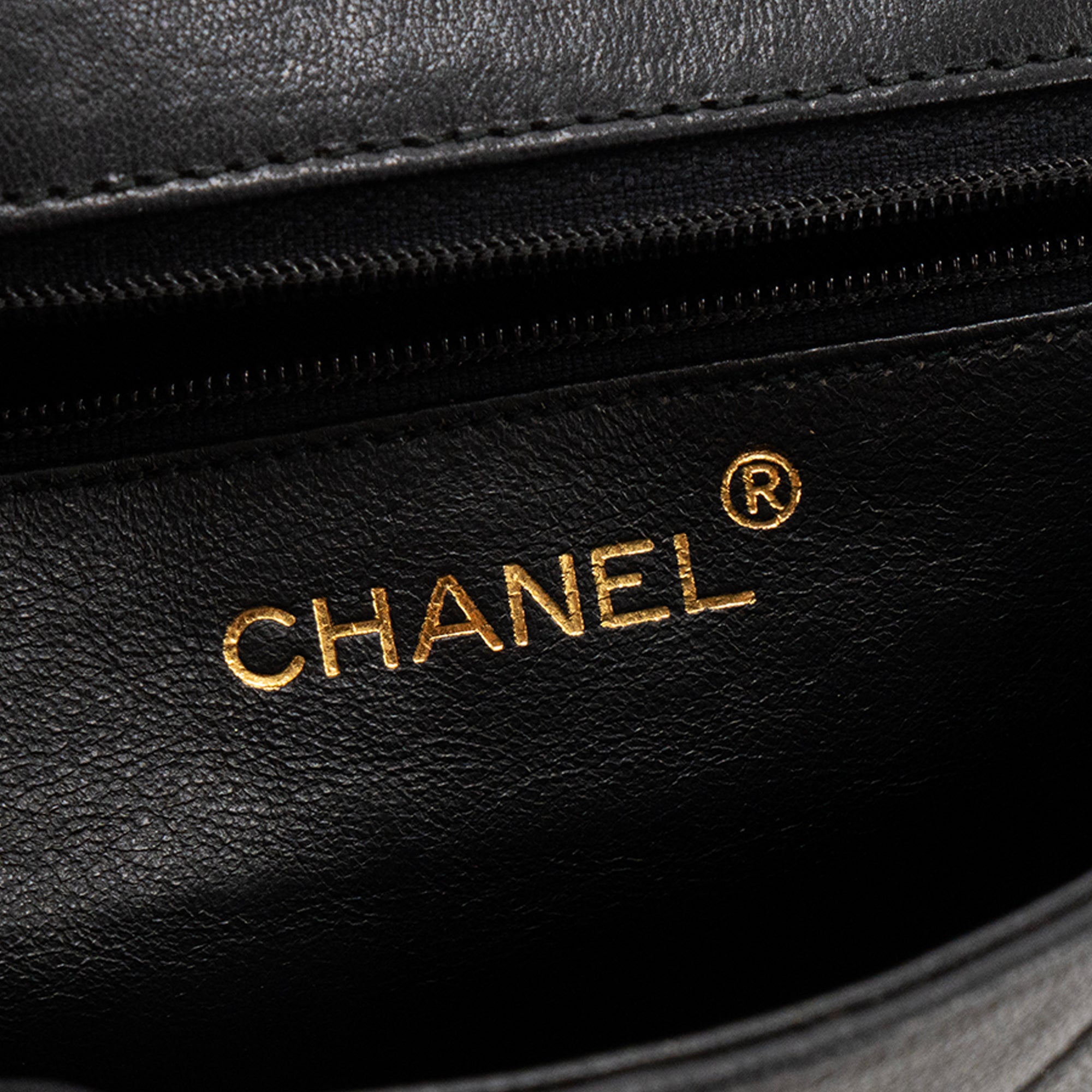 CHANEL - Sac à bandoulière Chanel en cuir lisse noir vintage