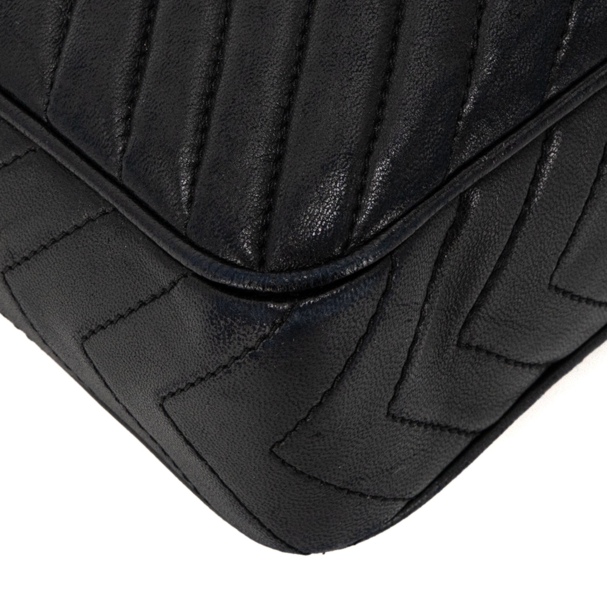 CHANEL - Sac à bandoulière Caméra Chanel en cuir lisse noir vintage