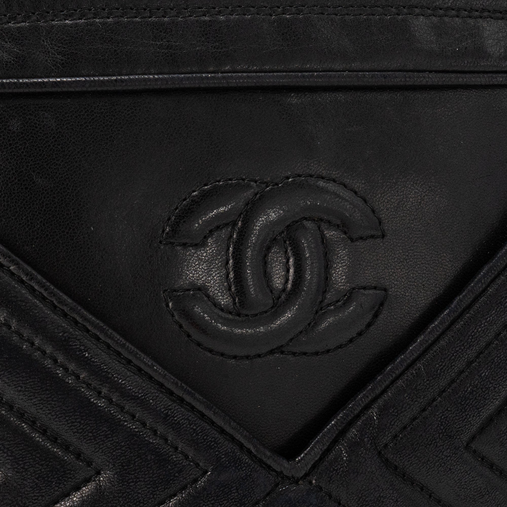 CHANEL - Sac à bandoulière Caméra Chanel en cuir lisse noir vintage