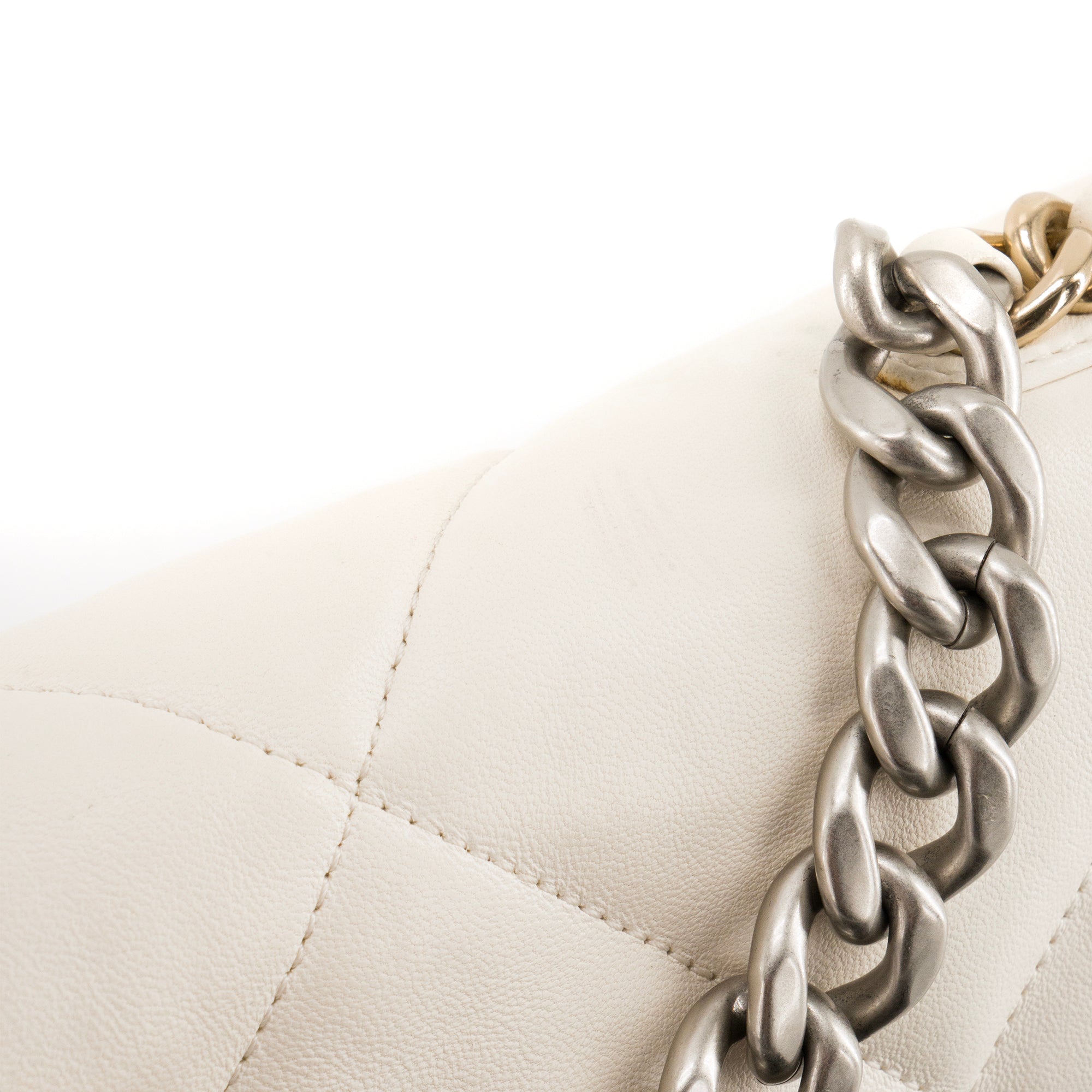 CHANEL - Sac à bandoulière Chanel 19 en cuir lisse blanc