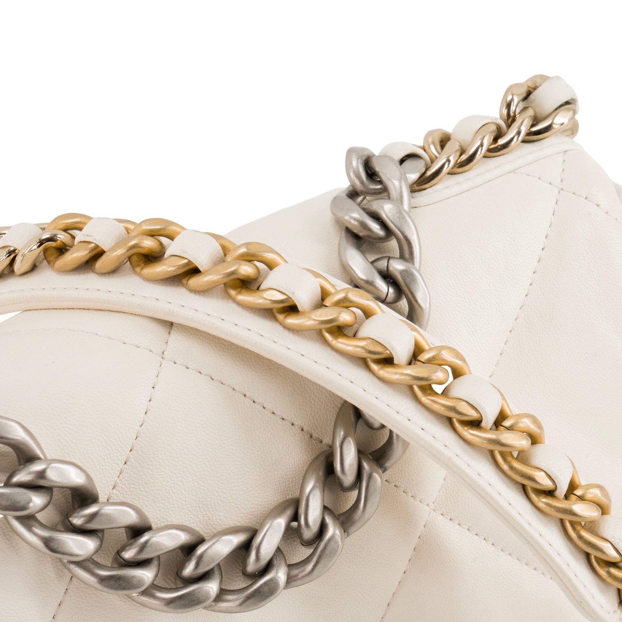 CHANEL - Sac à bandoulière Chanel 19 en cuir lisse blanc
