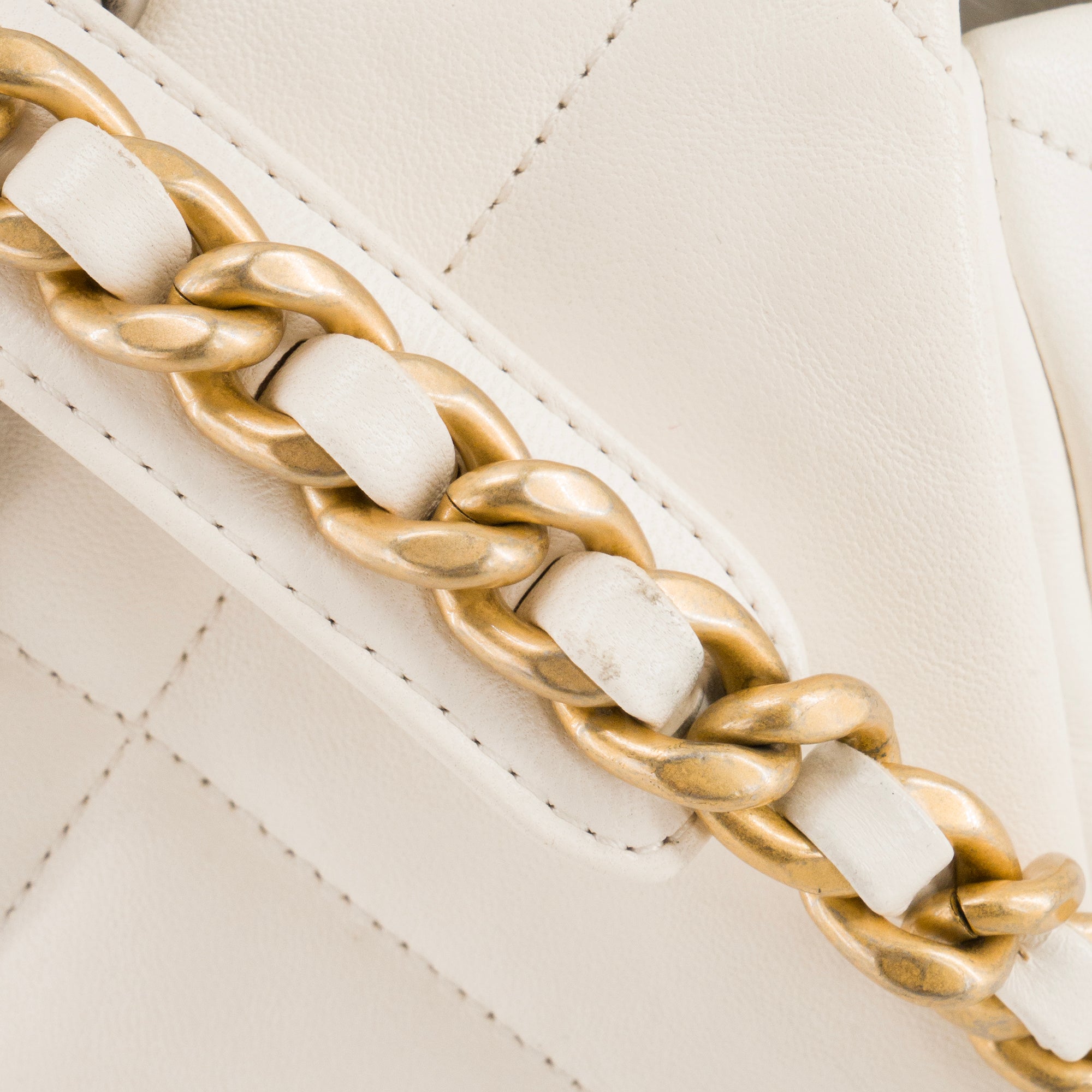 CHANEL - Sac à bandoulière Chanel 19 en cuir lisse blanc