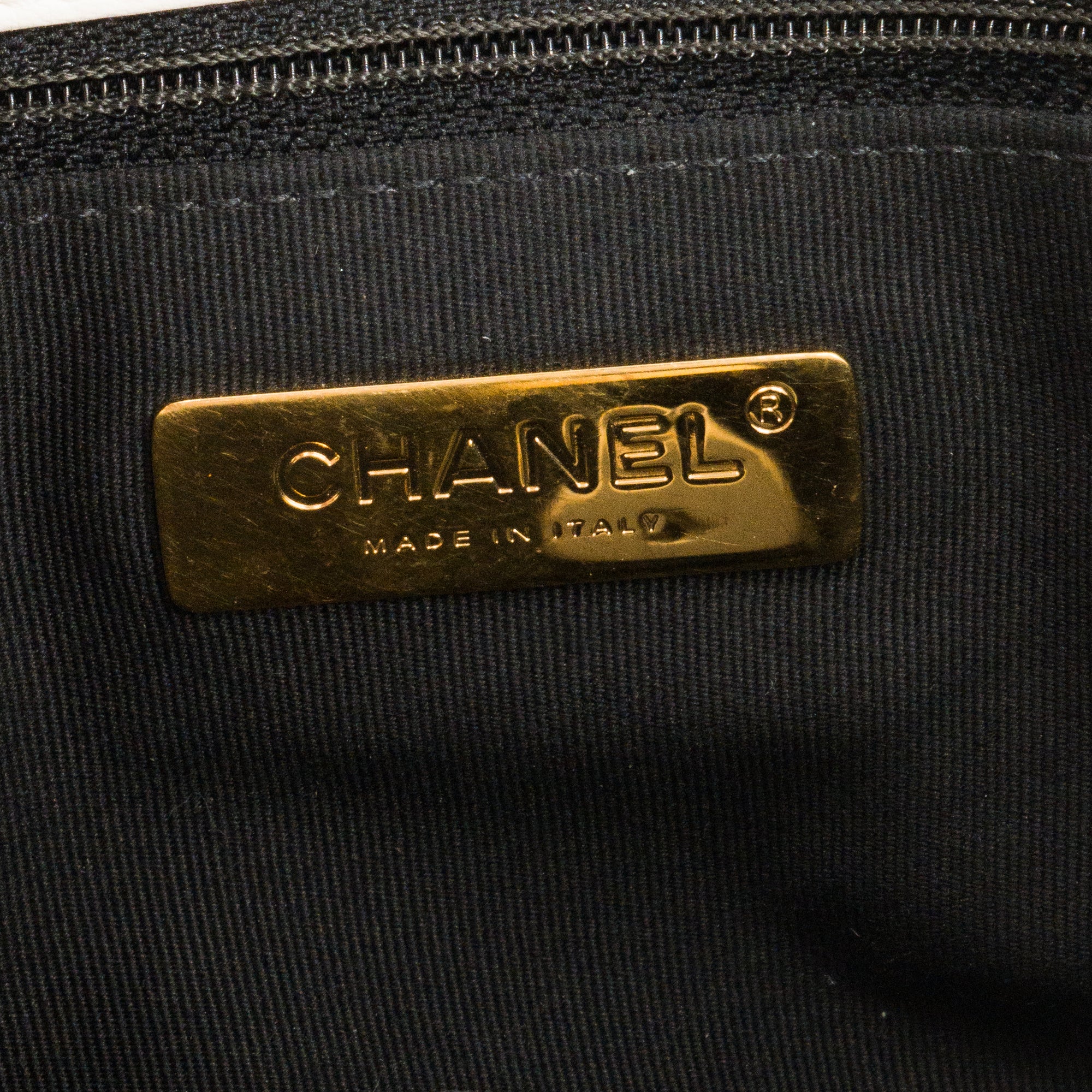CHANEL - Sac à bandoulière Chanel 19 en cuir lisse blanc