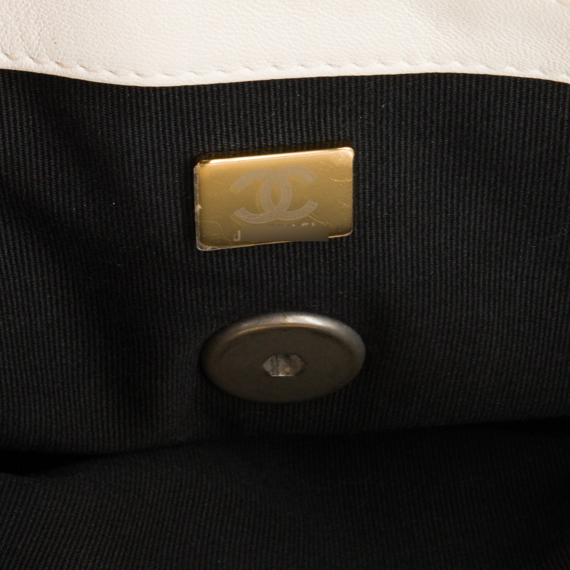 CHANEL - Sac à bandoulière Chanel 19 en cuir lisse blanc