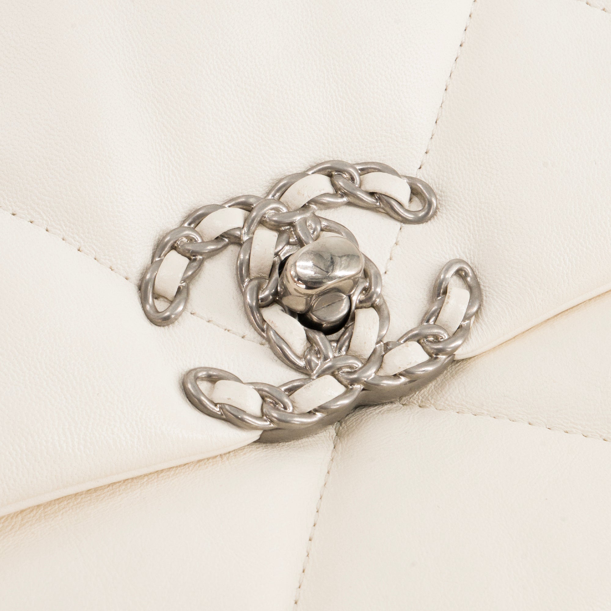 CHANEL - Sac à bandoulière Chanel 19 en cuir lisse blanc